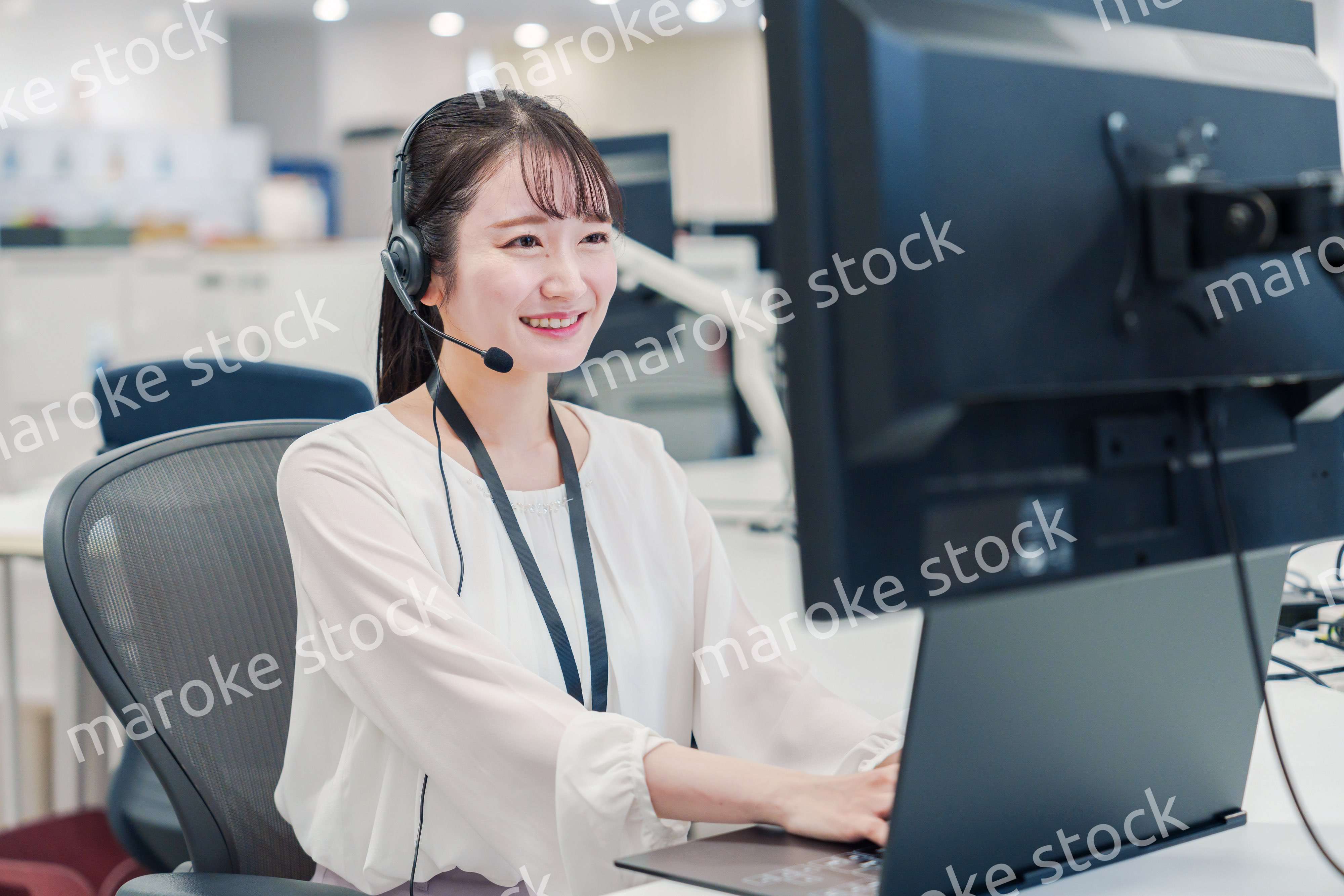 コールセンターでお客さま対応をするオペレーターの女性