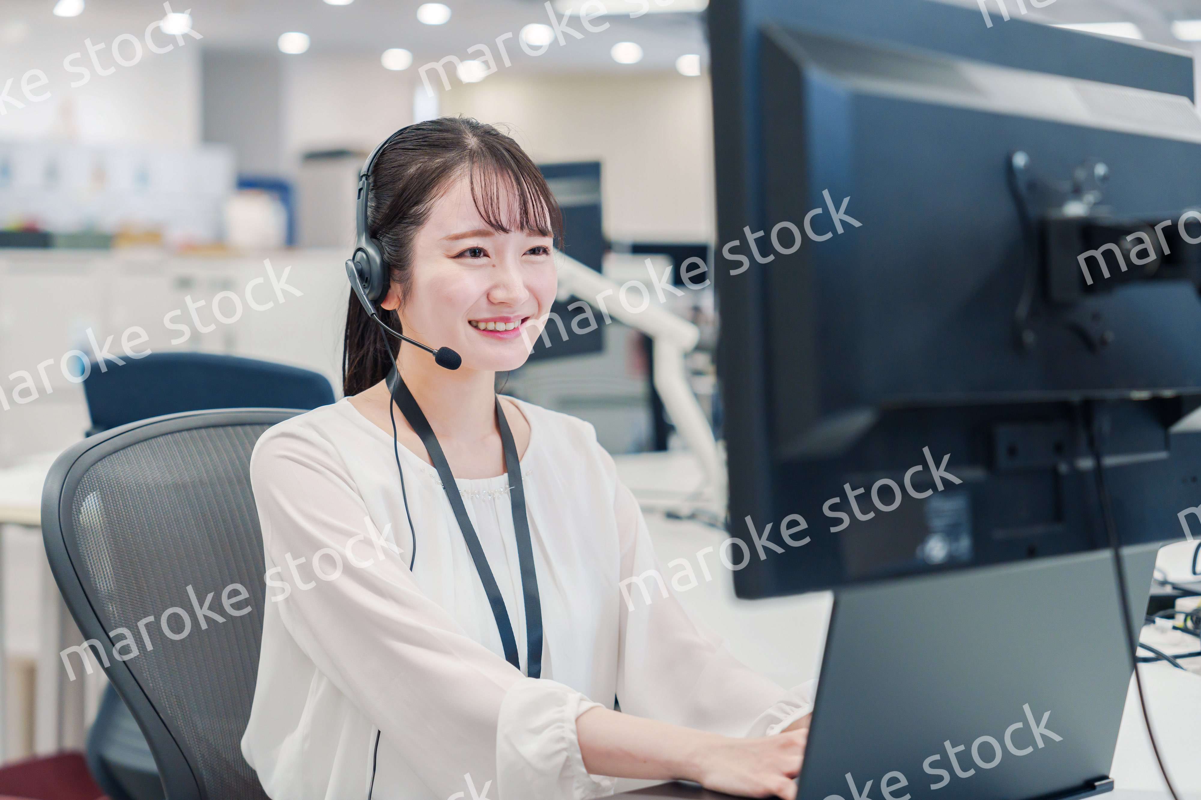 コールセンターでお客さま対応をするオペレーターの女性