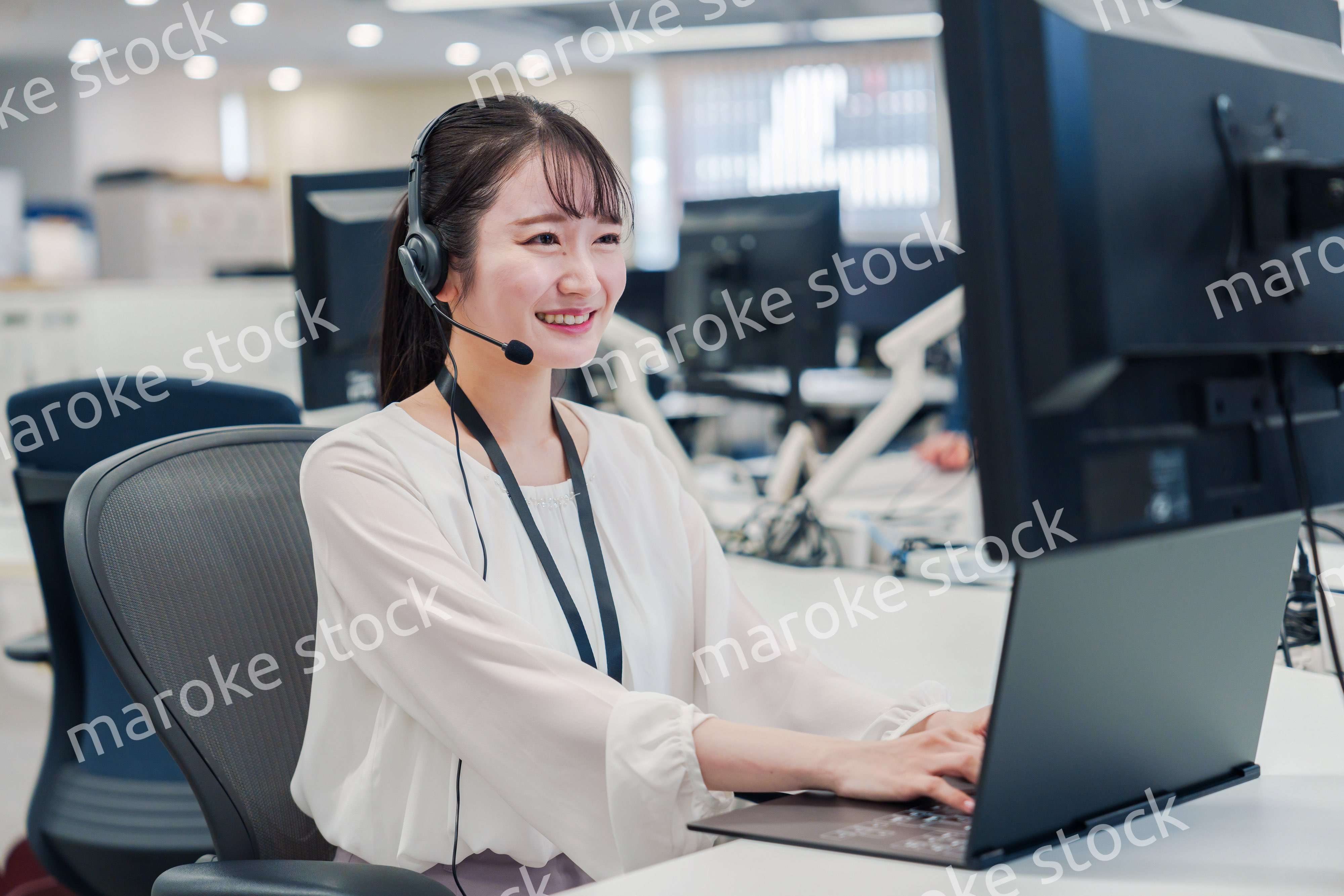 コールセンターでお客さま対応をするオペレーターの女性