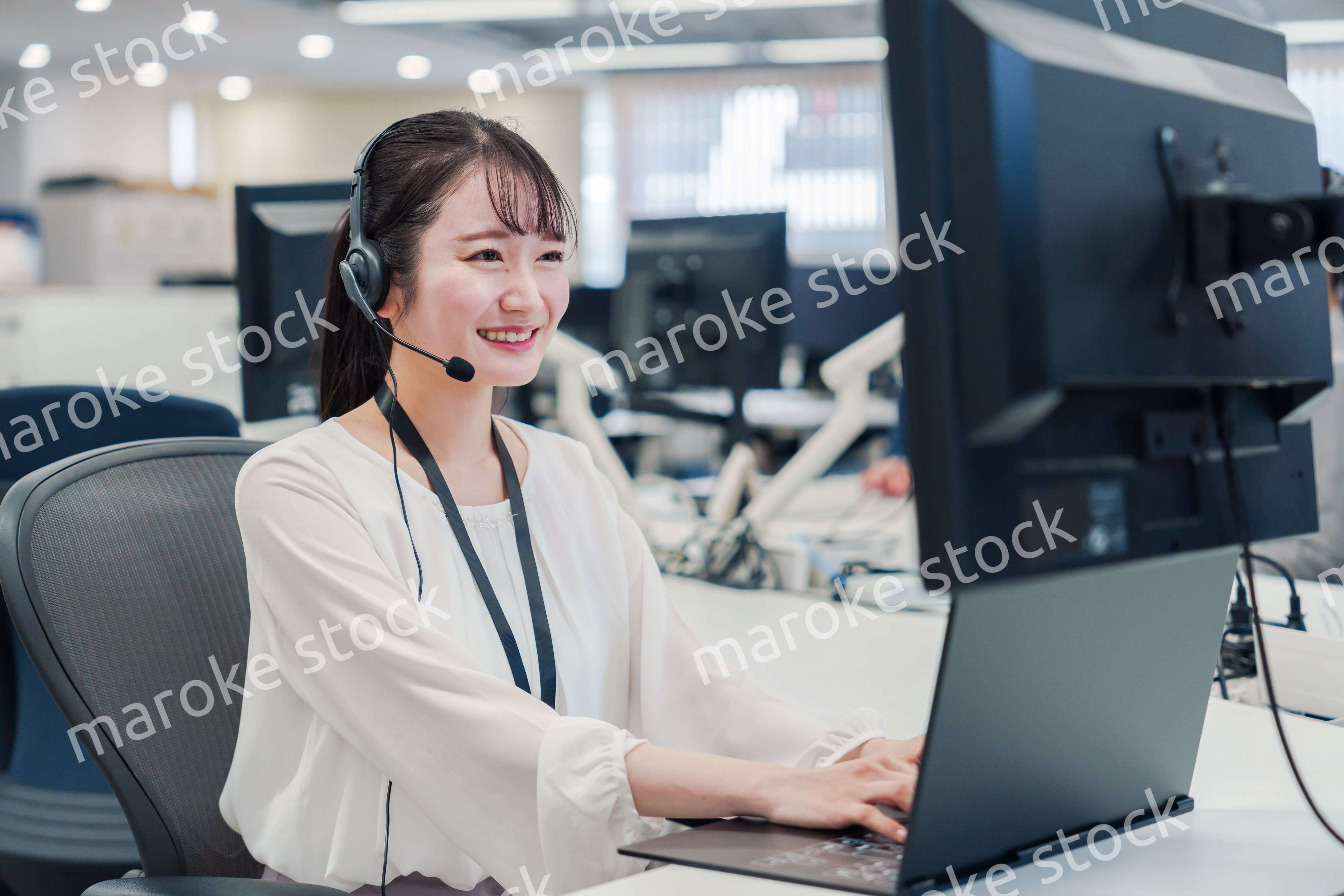 コールセンターでお客さま対応をするオペレーターの女性