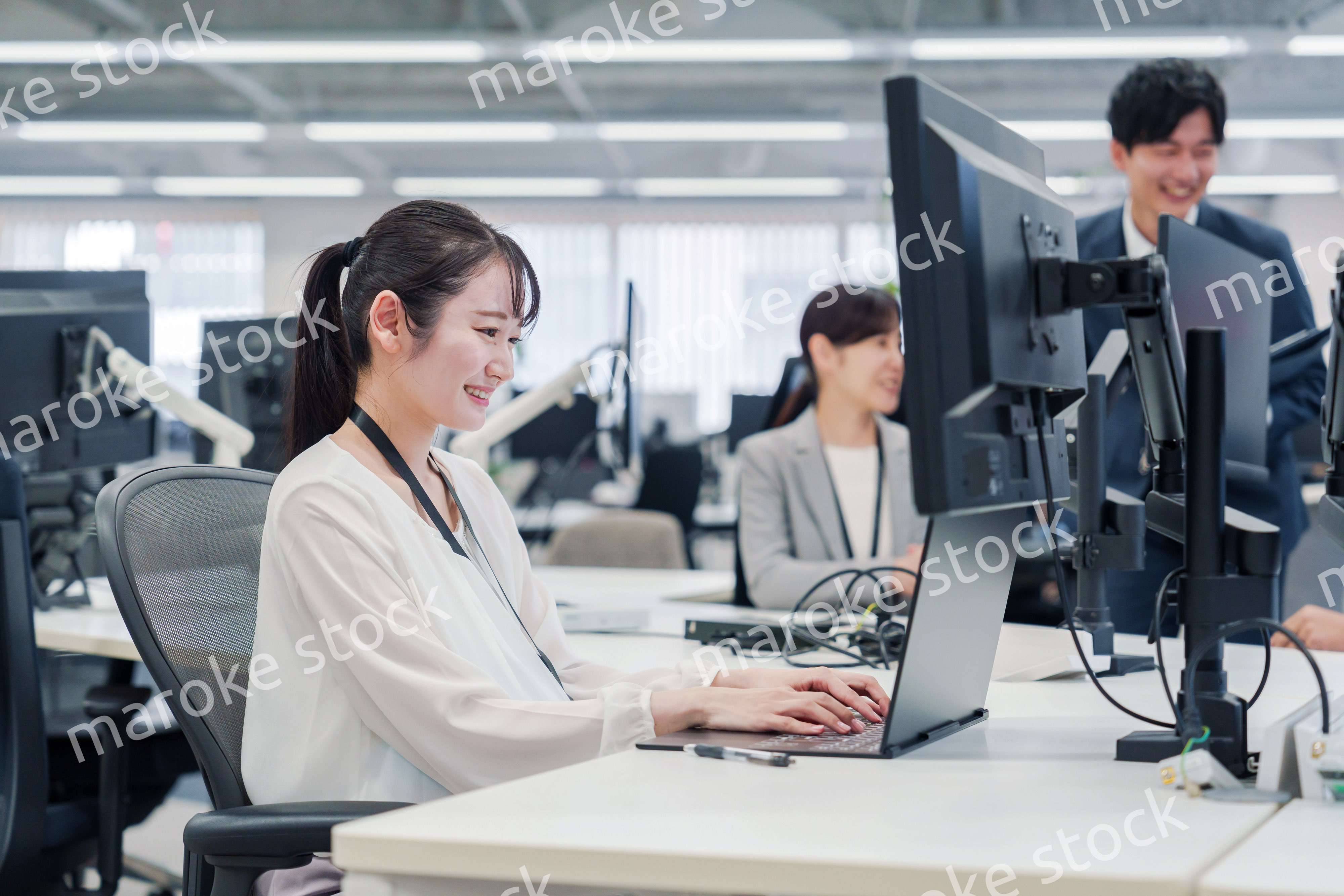 オフィスでデスクワークをする妊婦の女性