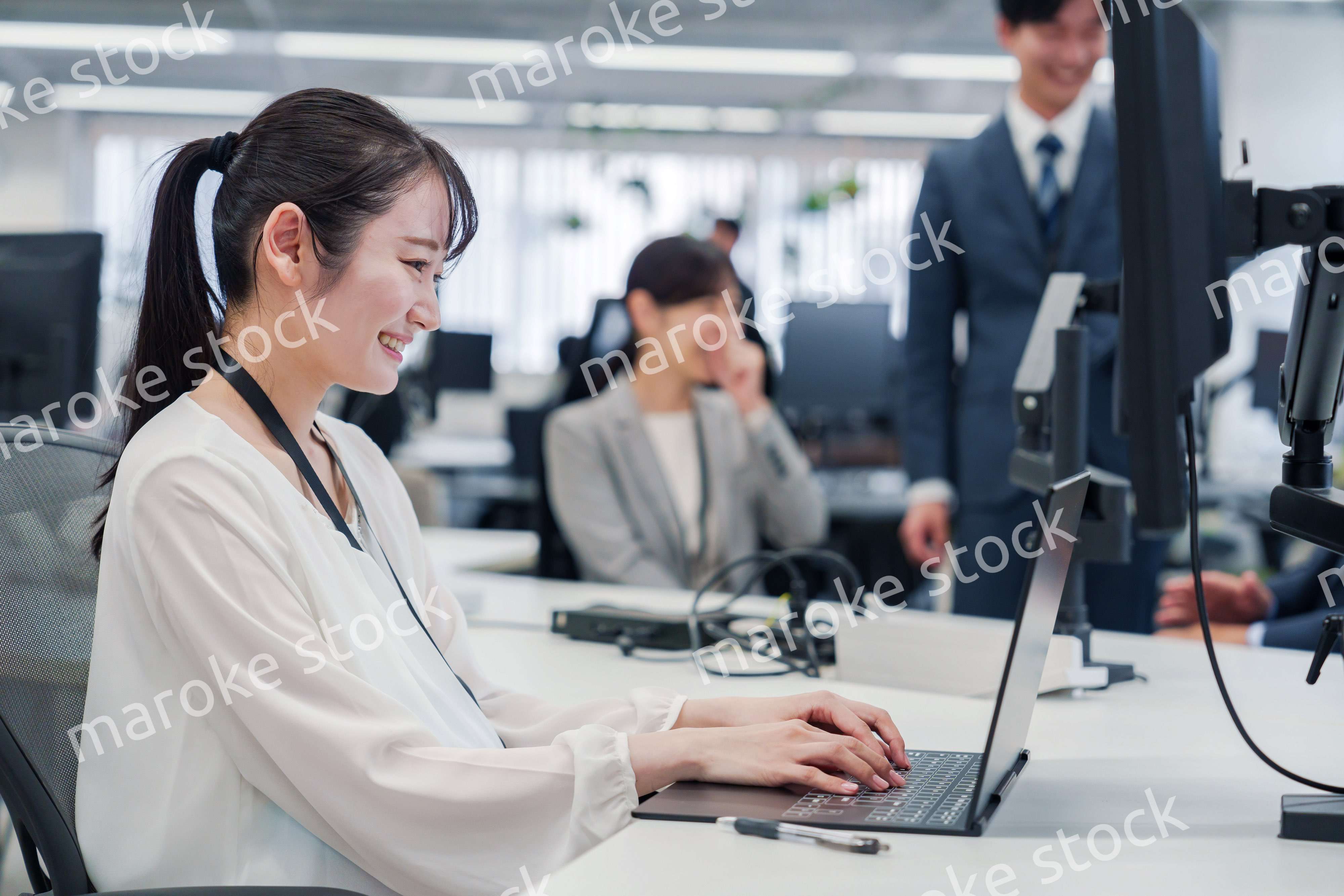 オフィスでデスクワークをする妊婦の女性