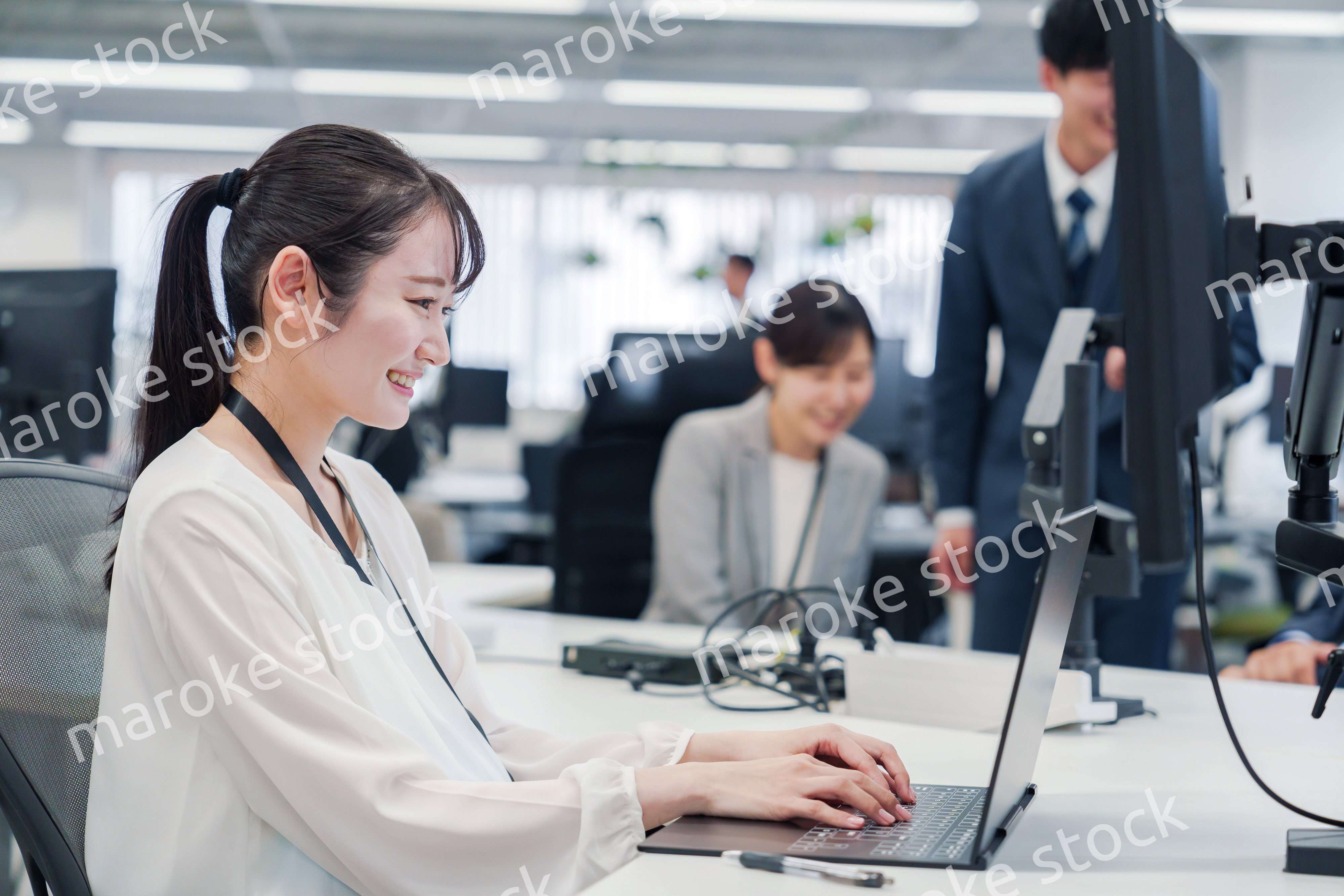 オフィスでデスクワークをする妊婦の女性