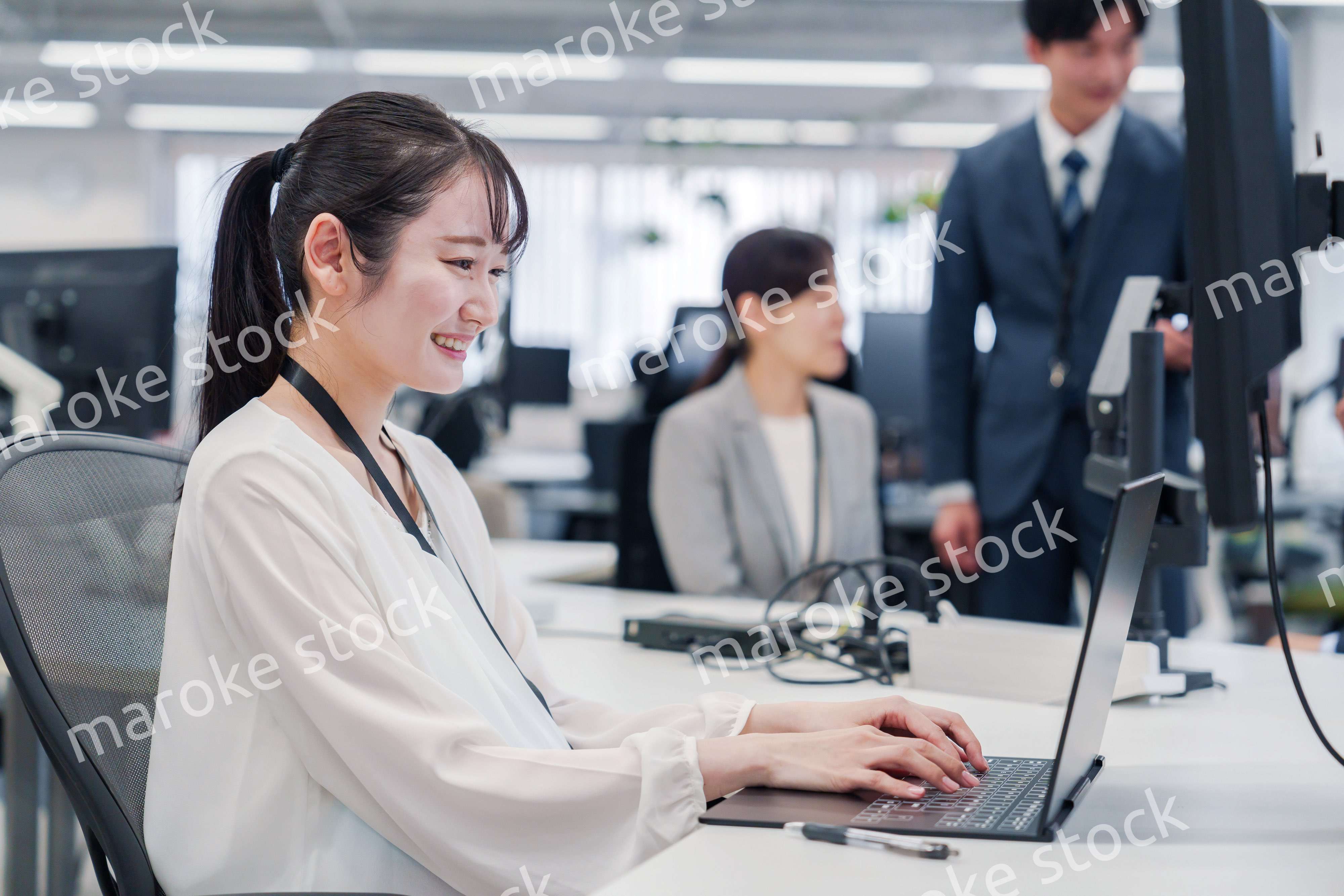 オフィスでデスクワークをする妊婦の女性