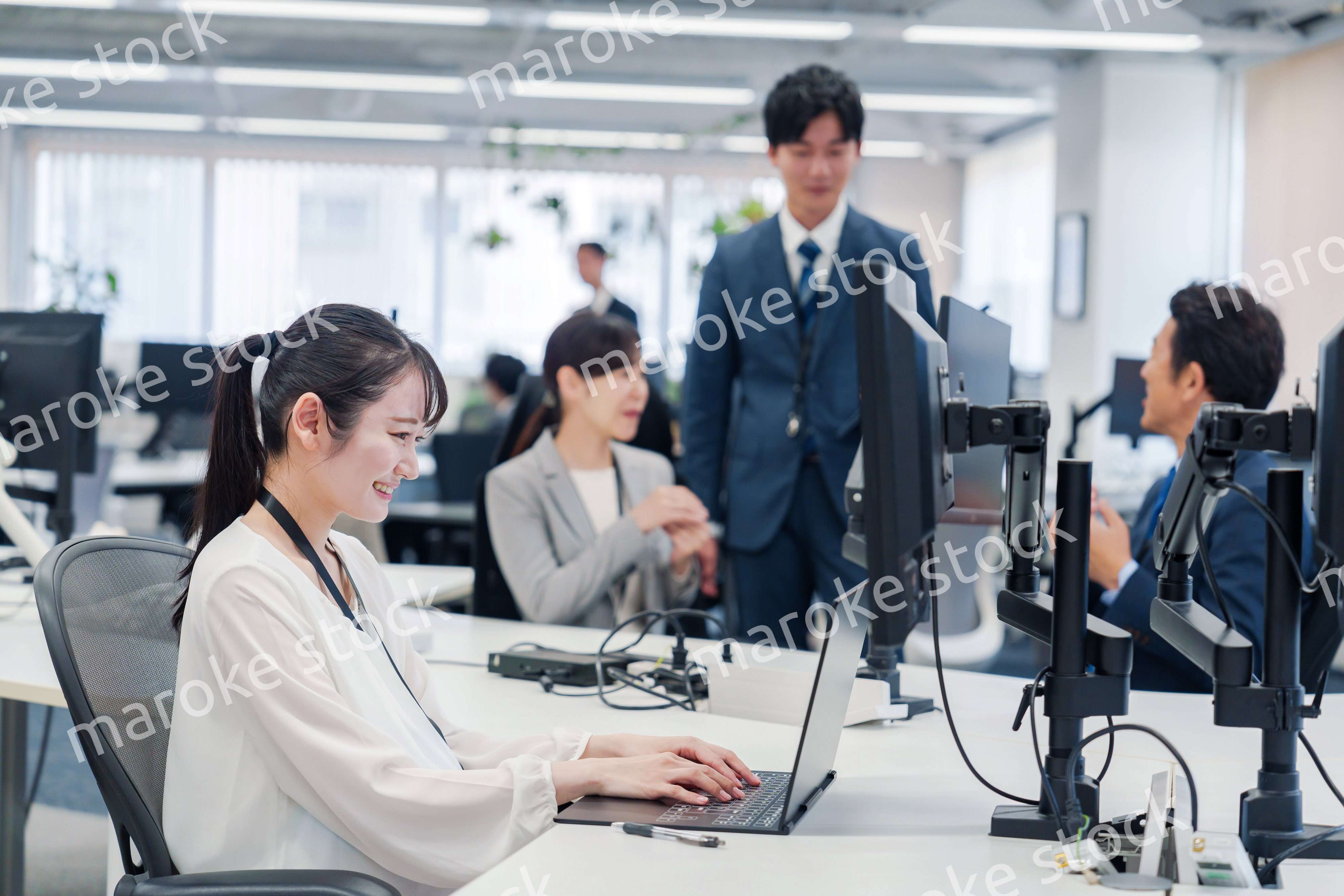 オフィスでデスクワークをする妊婦の女性