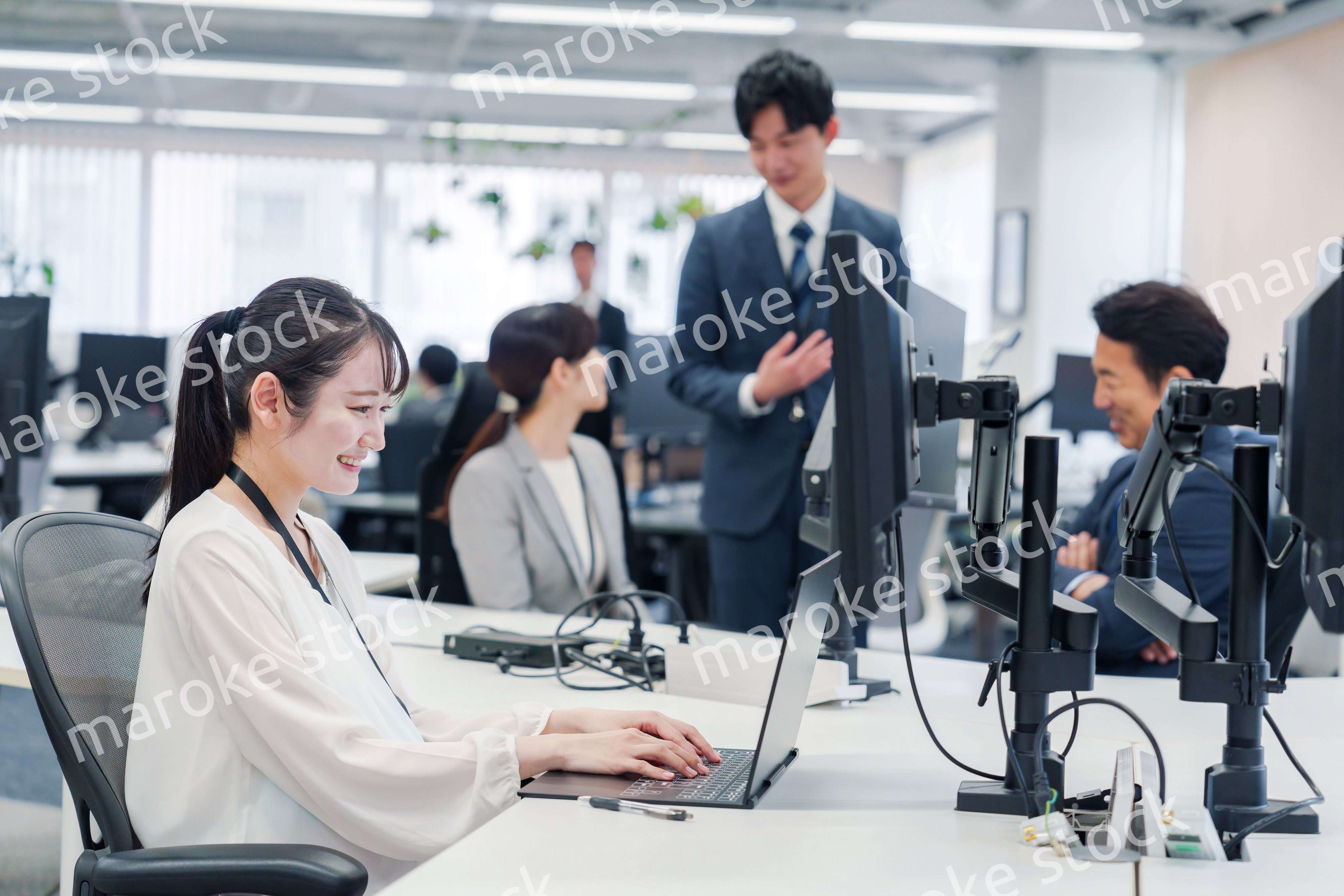 オフィスでデスクワークをする妊婦の女性