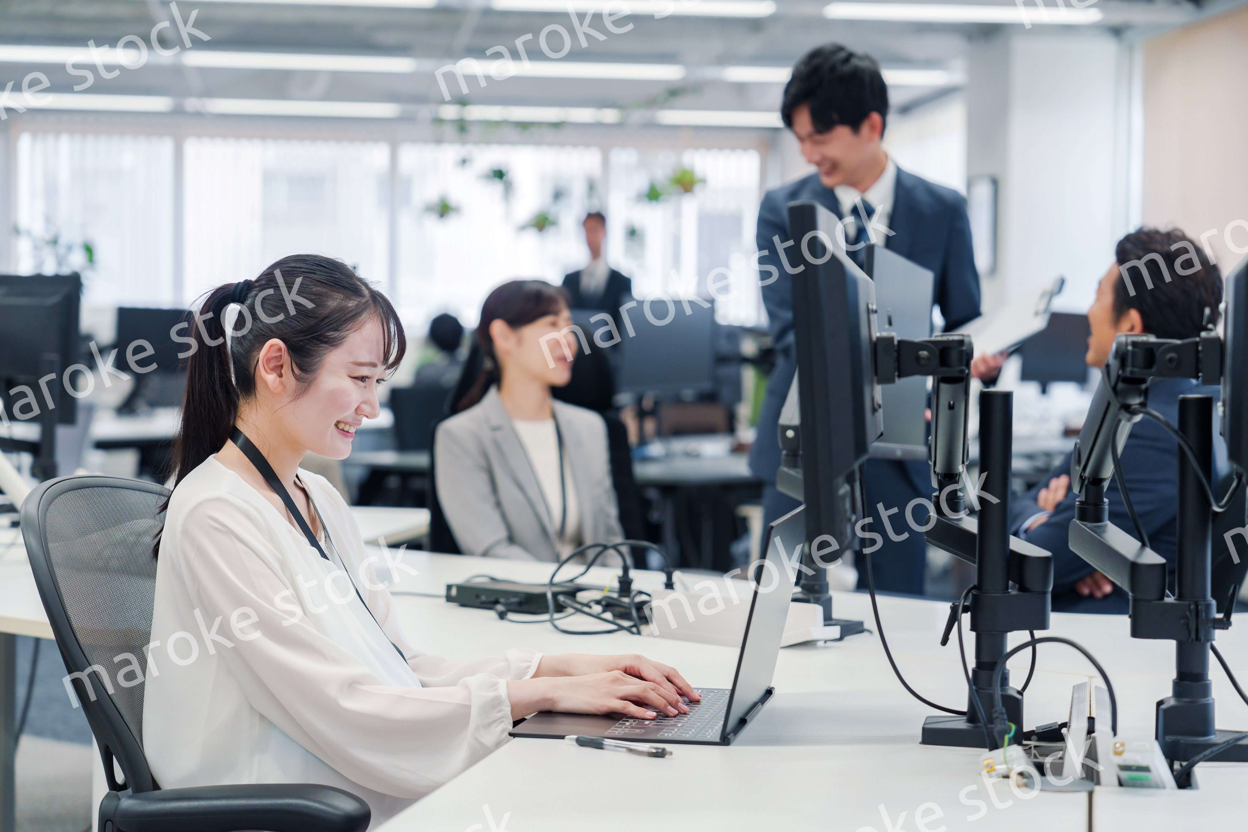 オフィスでデスクワークをする妊婦の女性