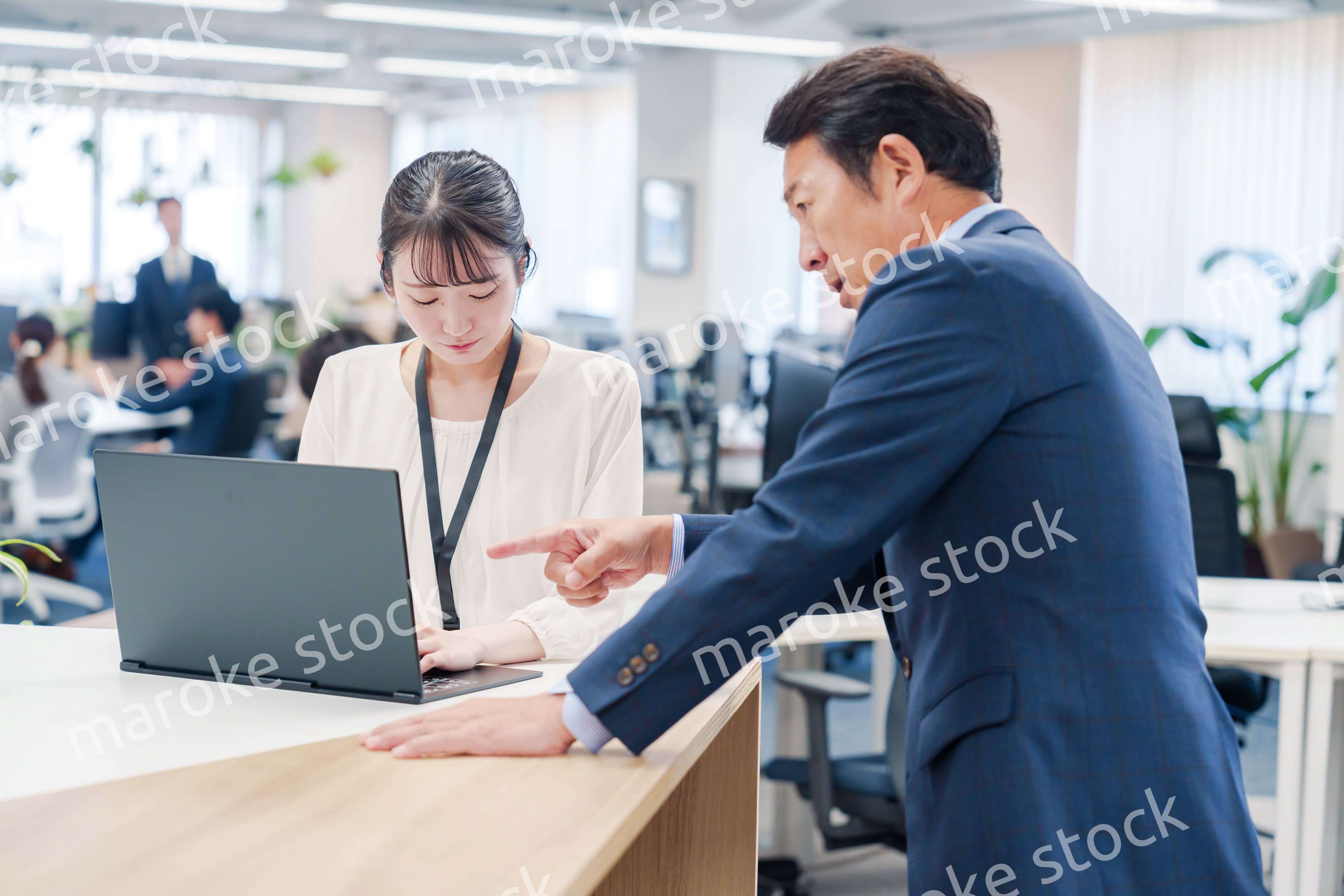 オフィスで上司に激怒されるビジネスウーマン