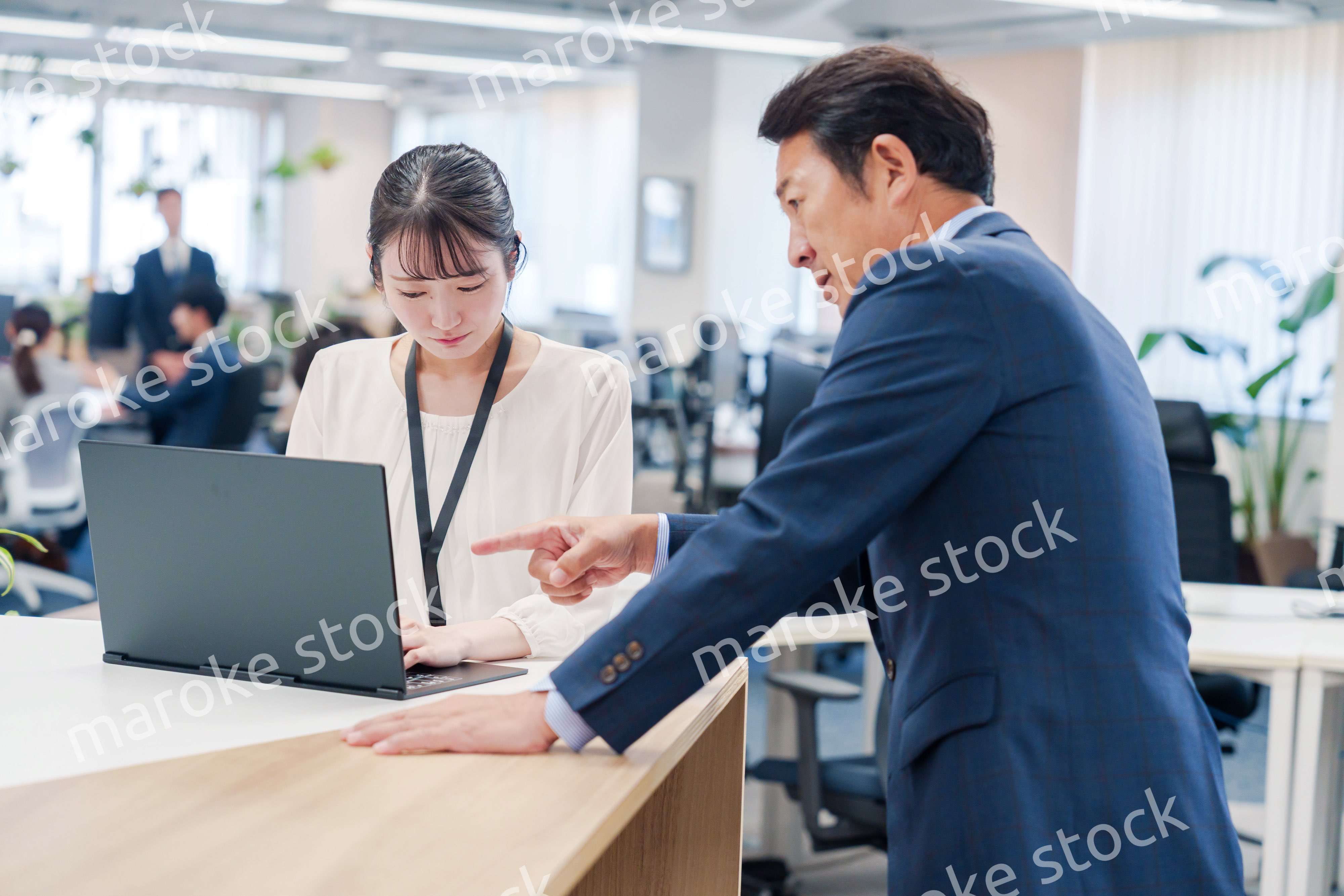 オフィスで上司に激怒されるビジネスウーマン