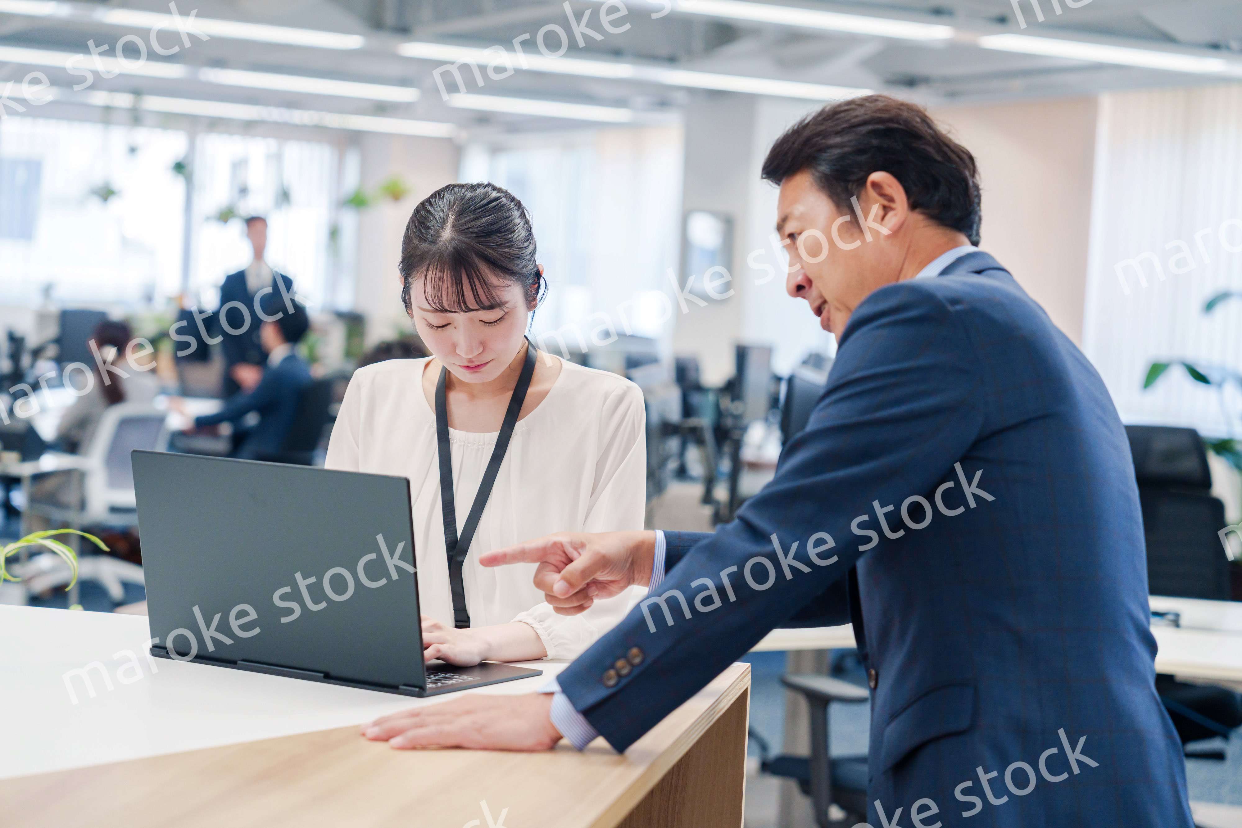 オフィスで上司に激怒されるビジネスウーマン