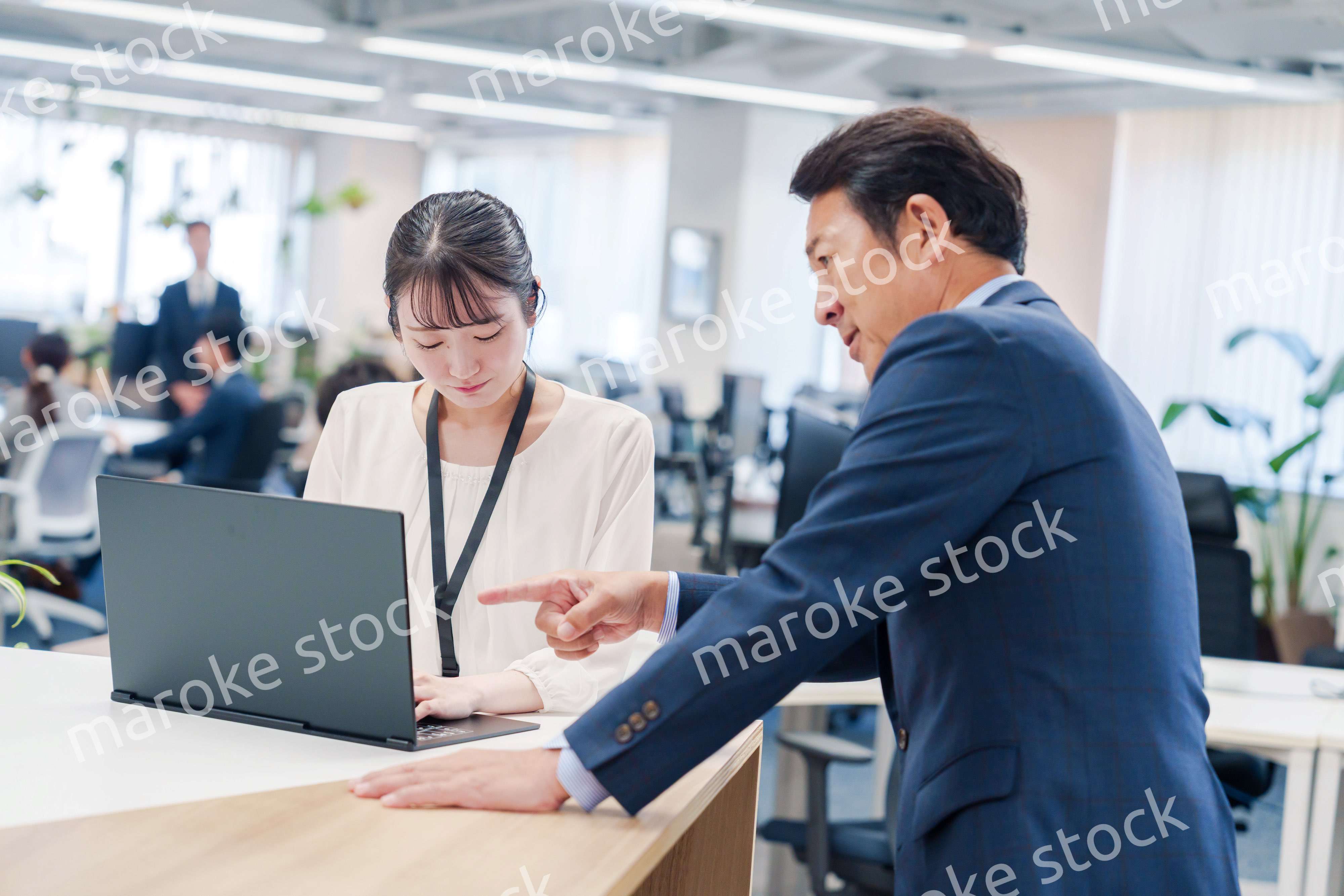 オフィスで上司に激怒されるビジネスウーマン