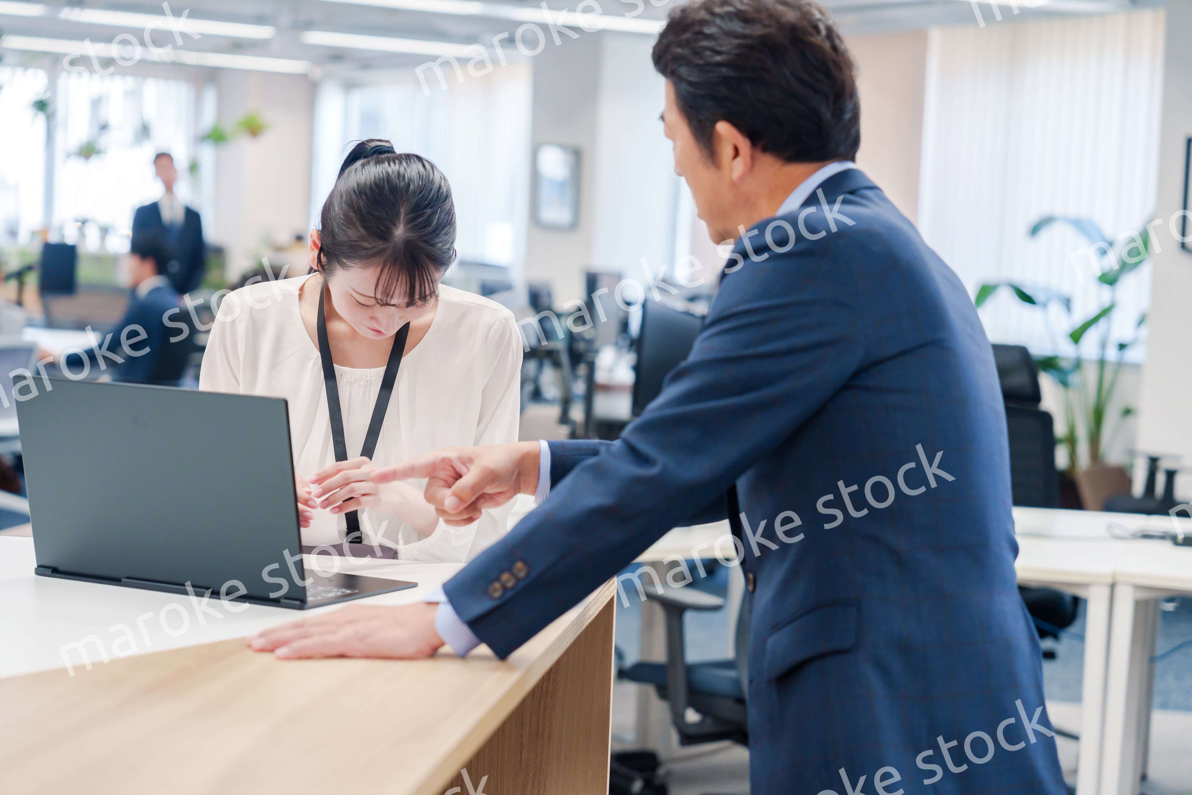 オフィスで上司に激怒されるビジネスウーマン