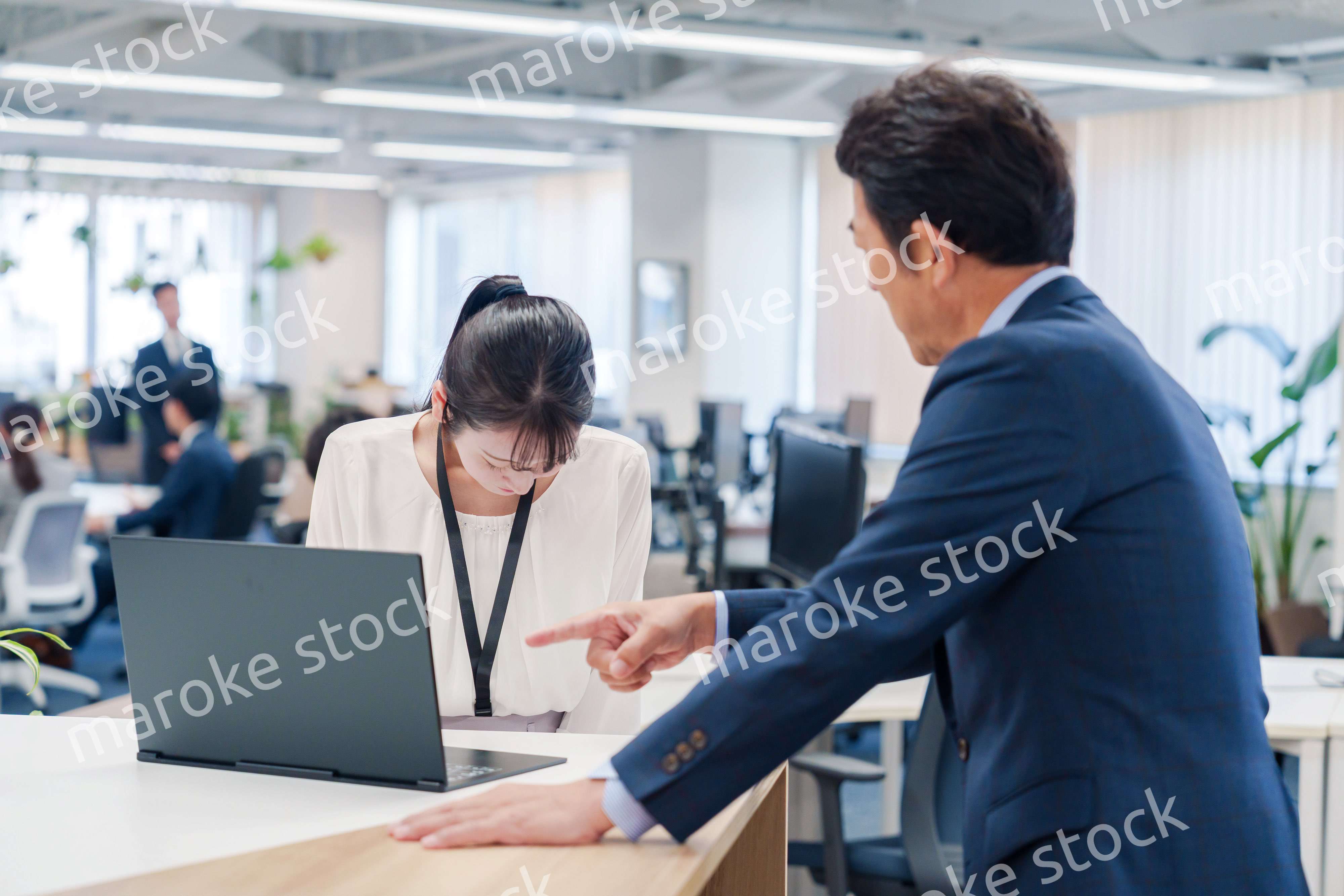 オフィスで上司に激怒されるビジネスウーマン