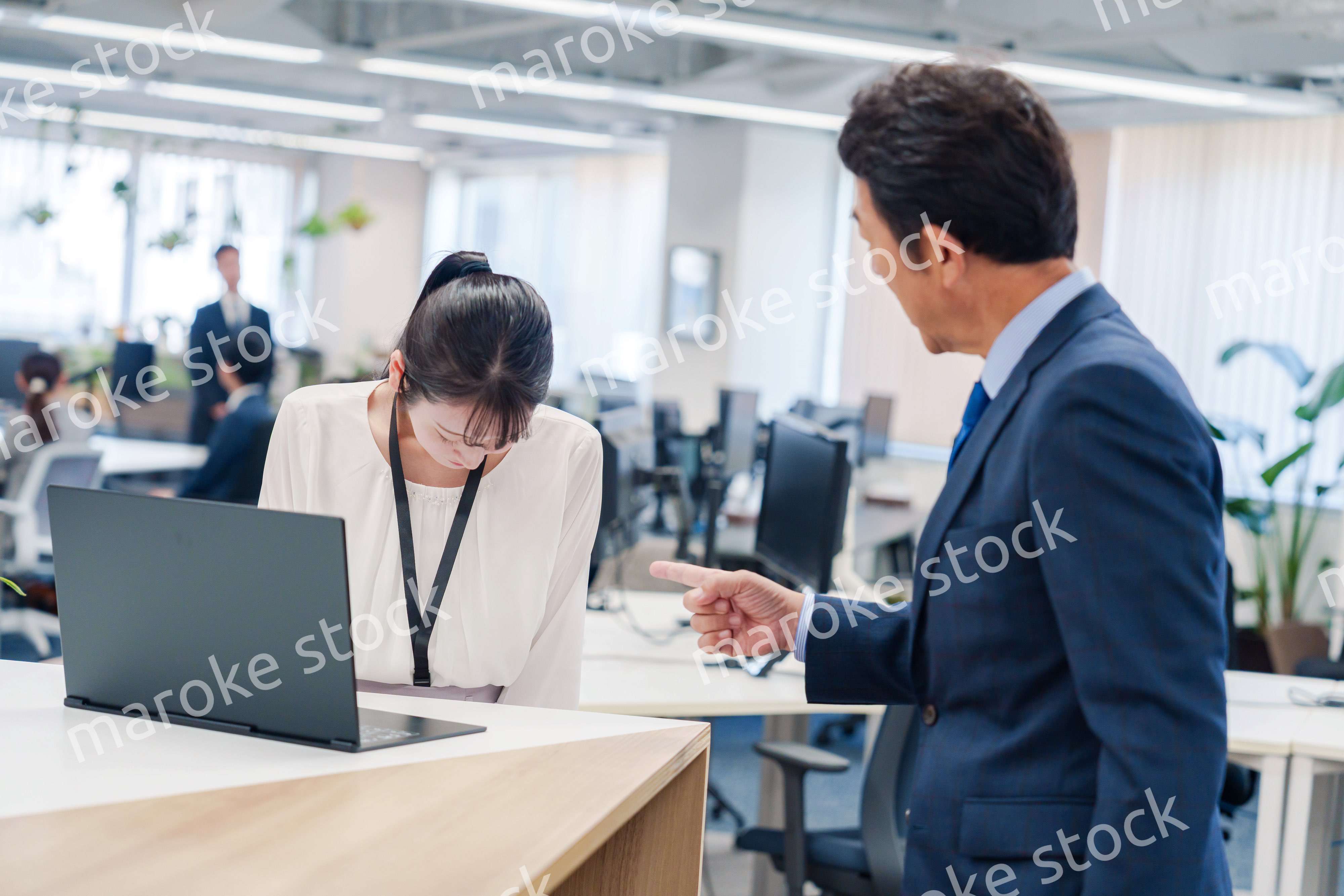 オフィスで上司に激怒されるビジネスウーマン