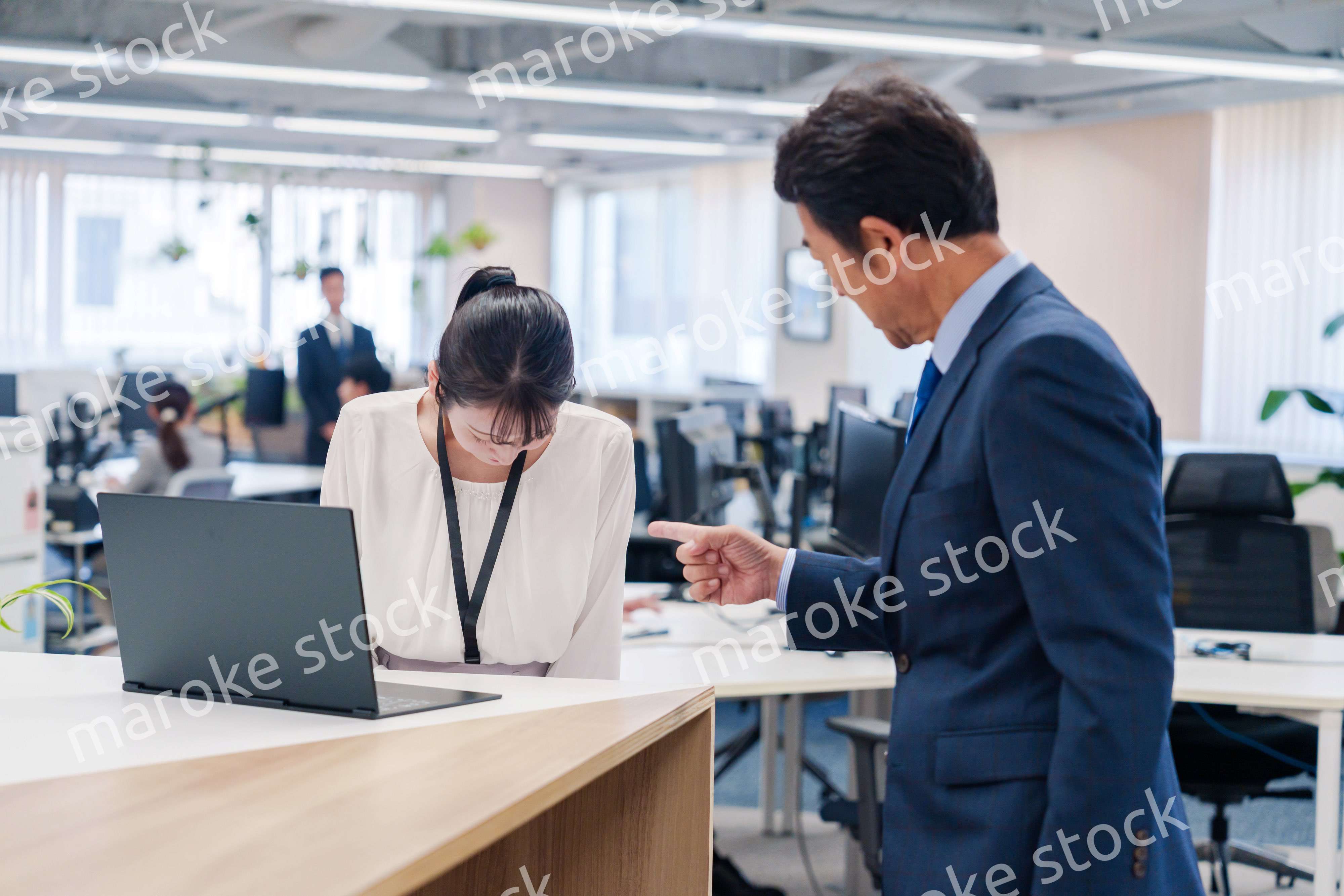 オフィスで上司に激怒されるビジネスウーマン