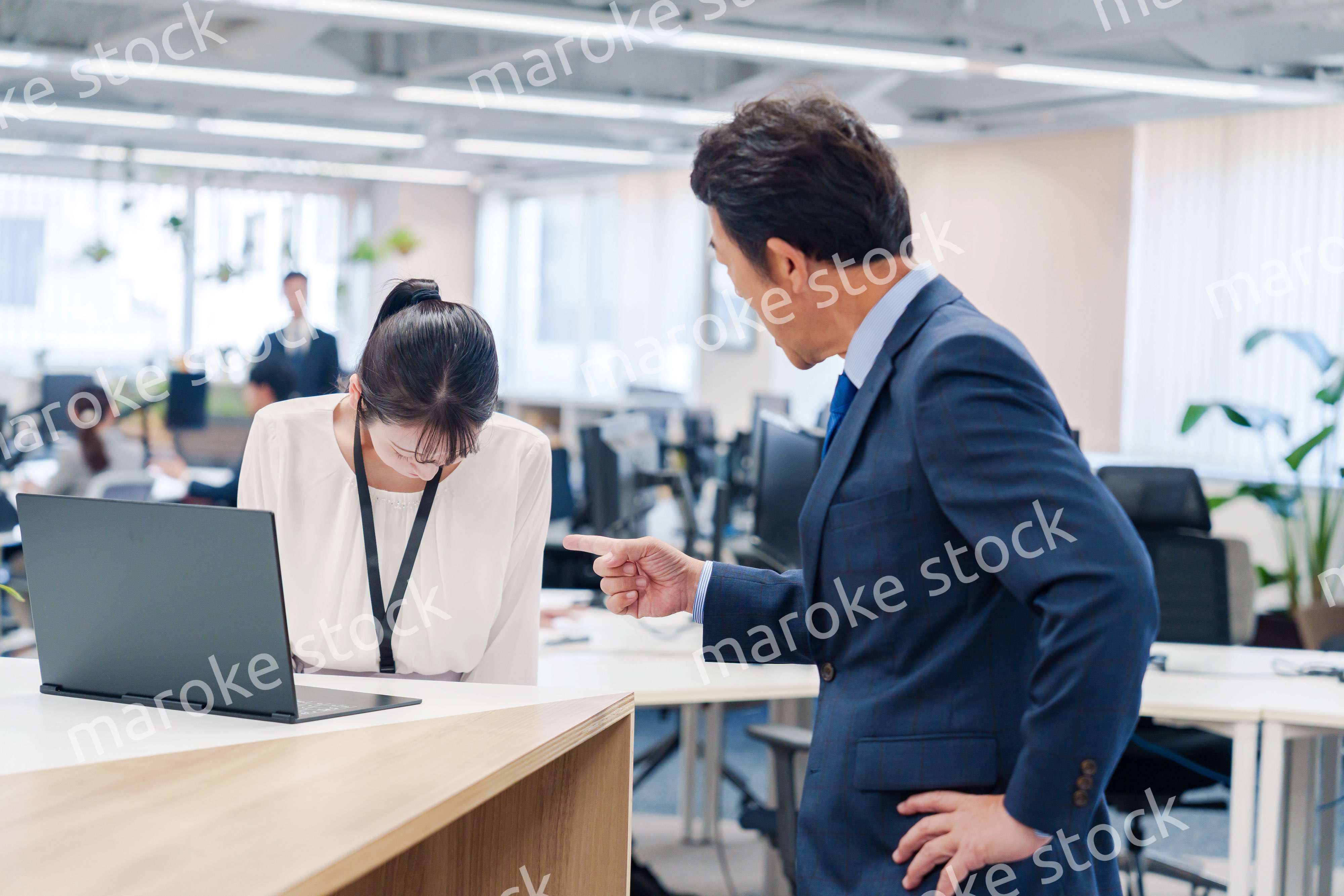 オフィスで上司に激怒されるビジネスウーマン