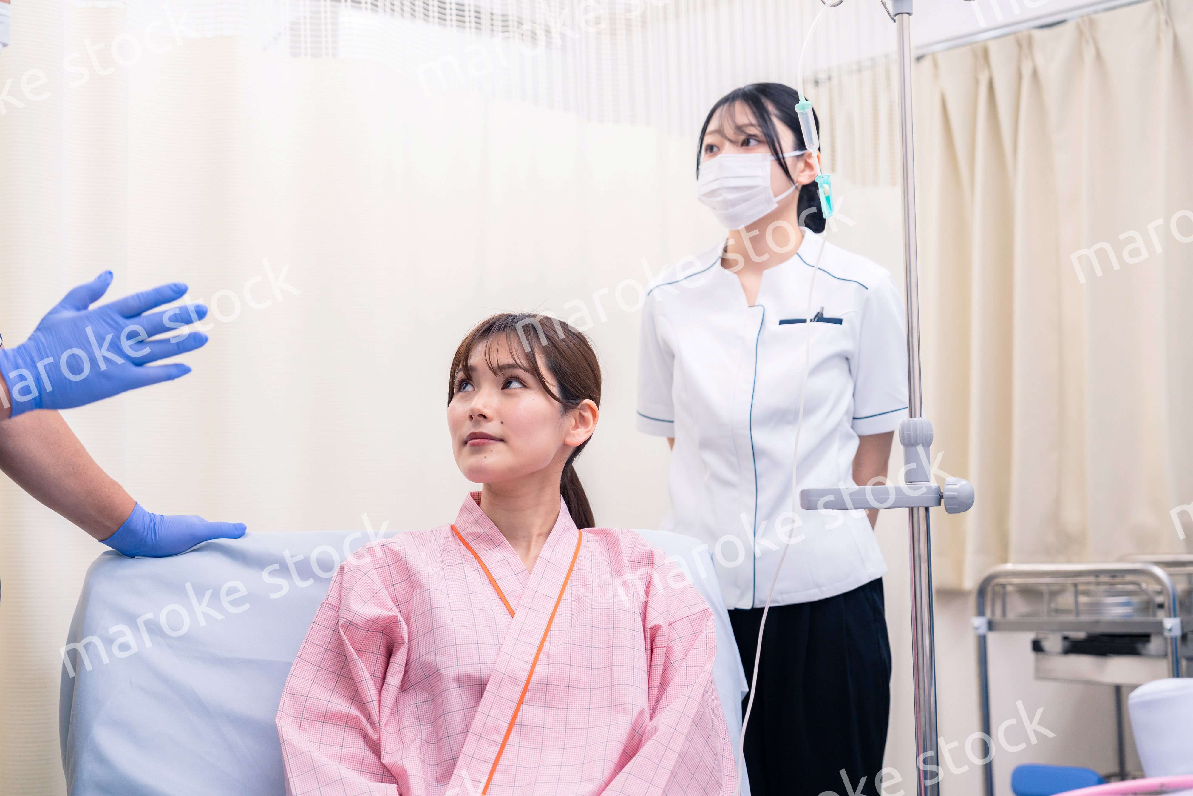 入院中の患者と話す医療従事者の女性