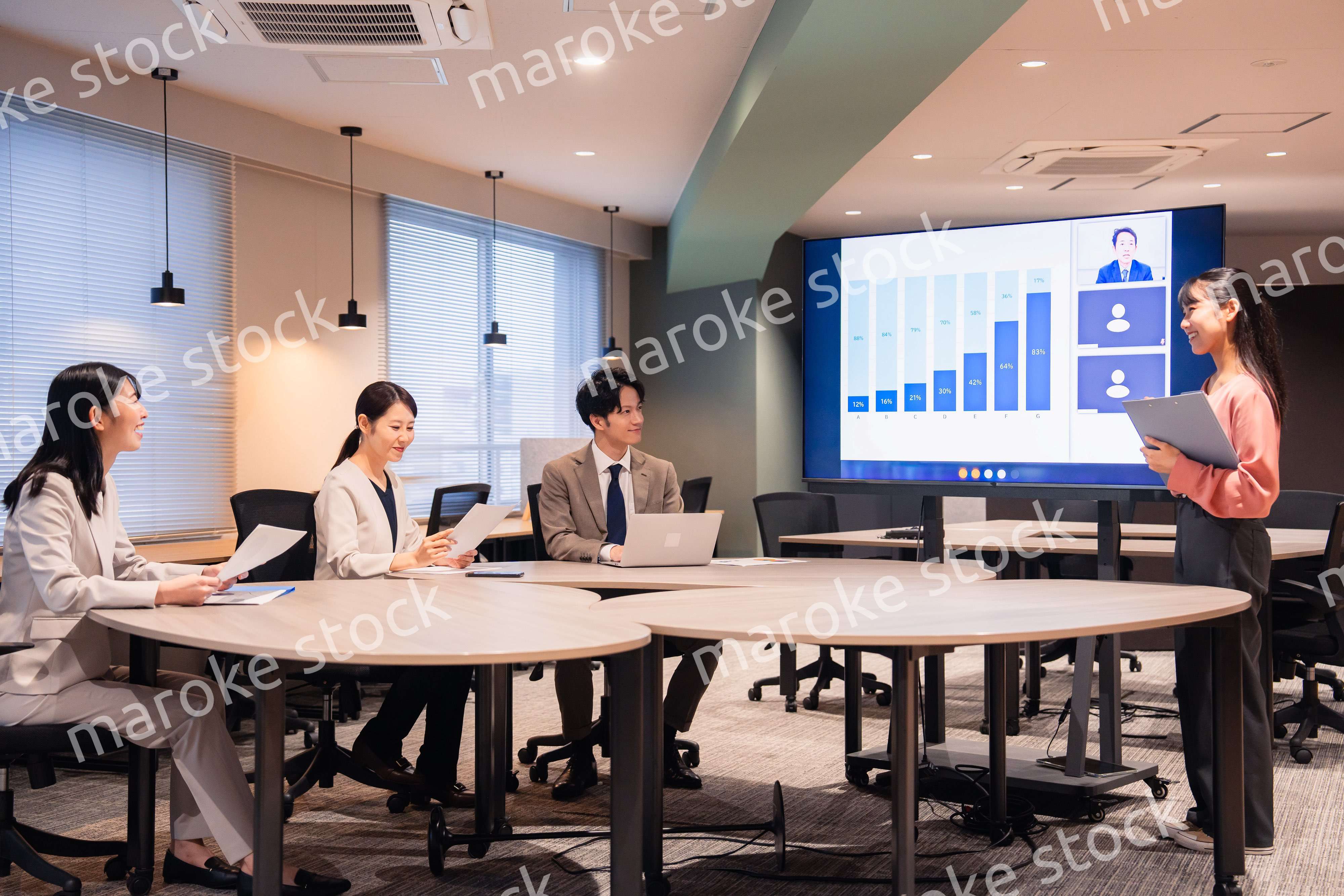 オフィスでリモート会議をするビジネスパーソン