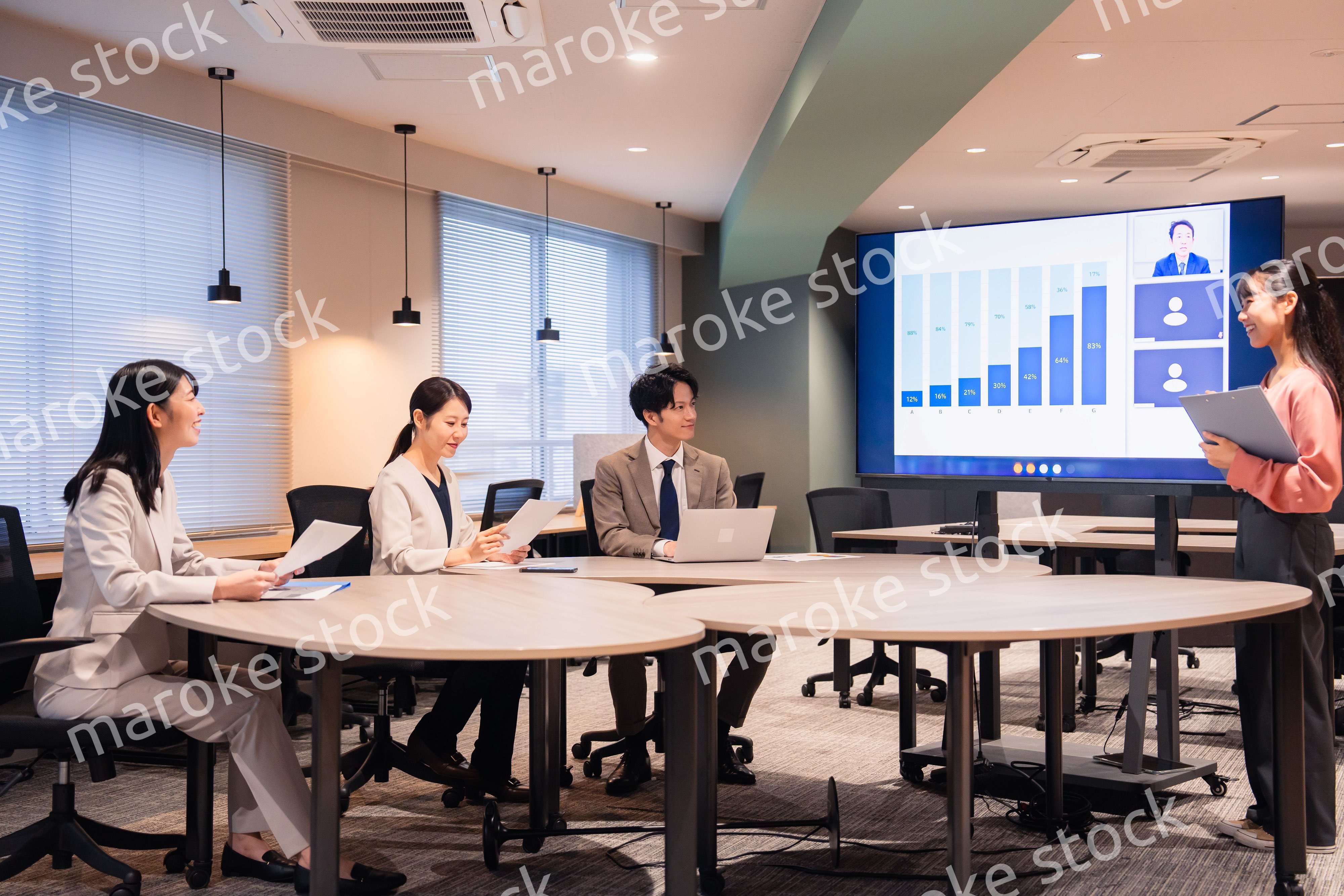 オフィスでリモート会議をするビジネスパーソン