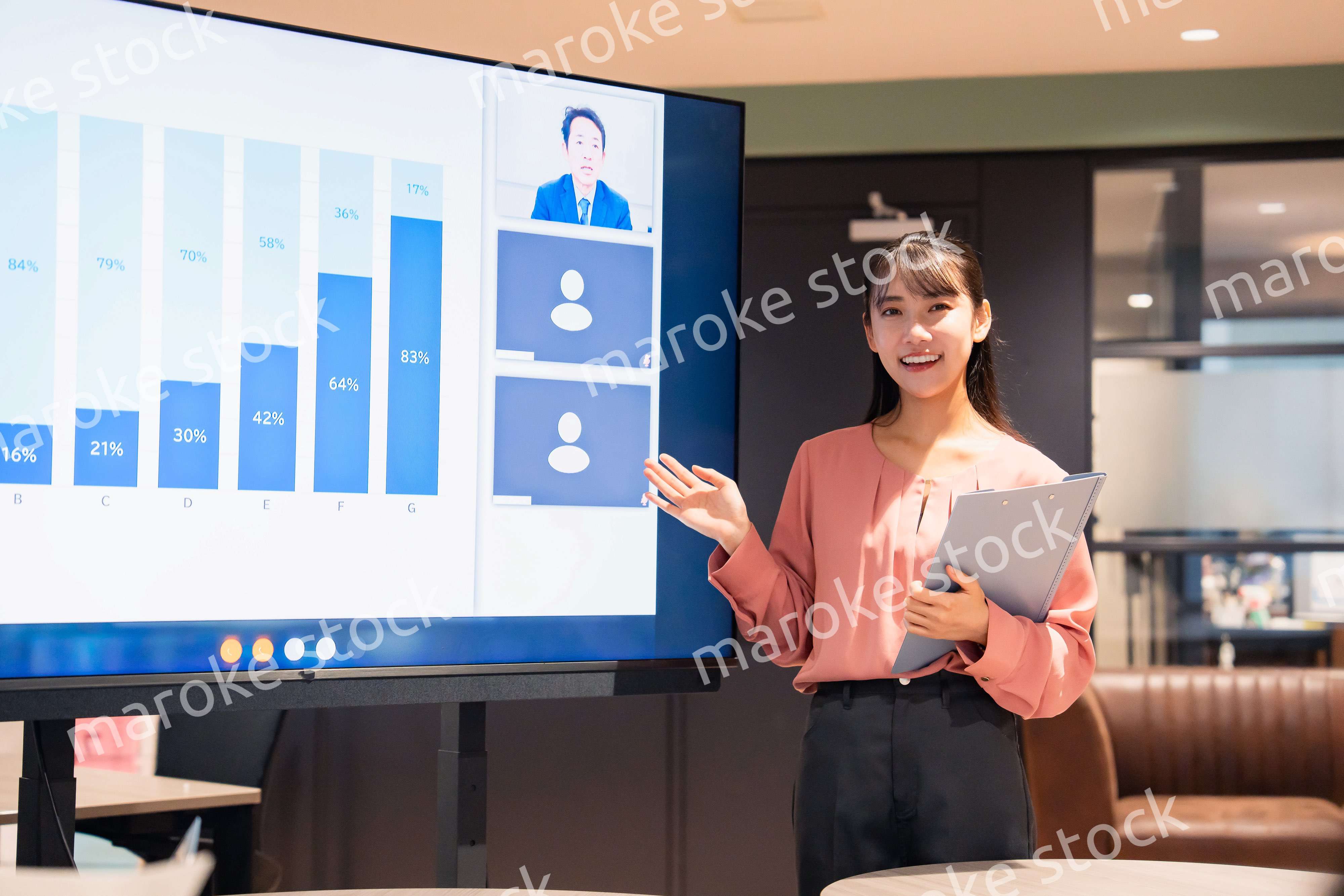 オフィスでリモートメンバーとの会議をする女性スタッフ