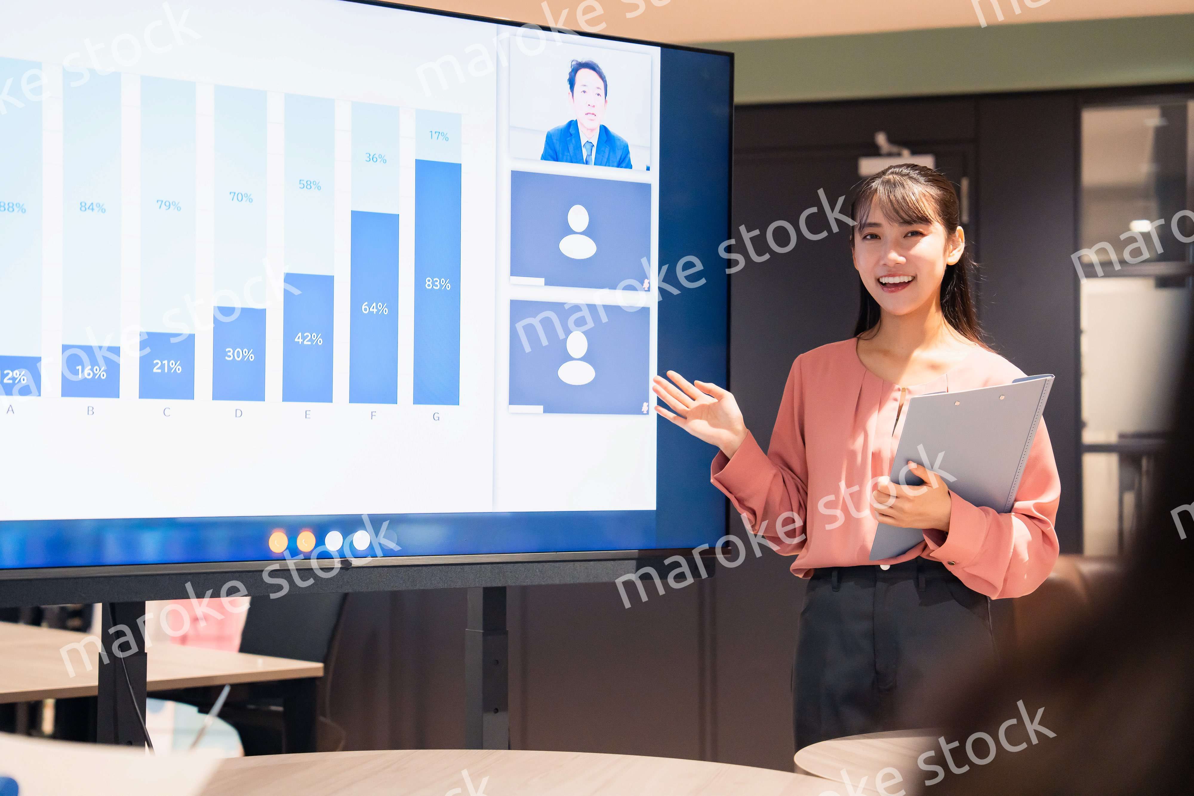 オフィスでリモートメンバーとの会議をする女性スタッフ