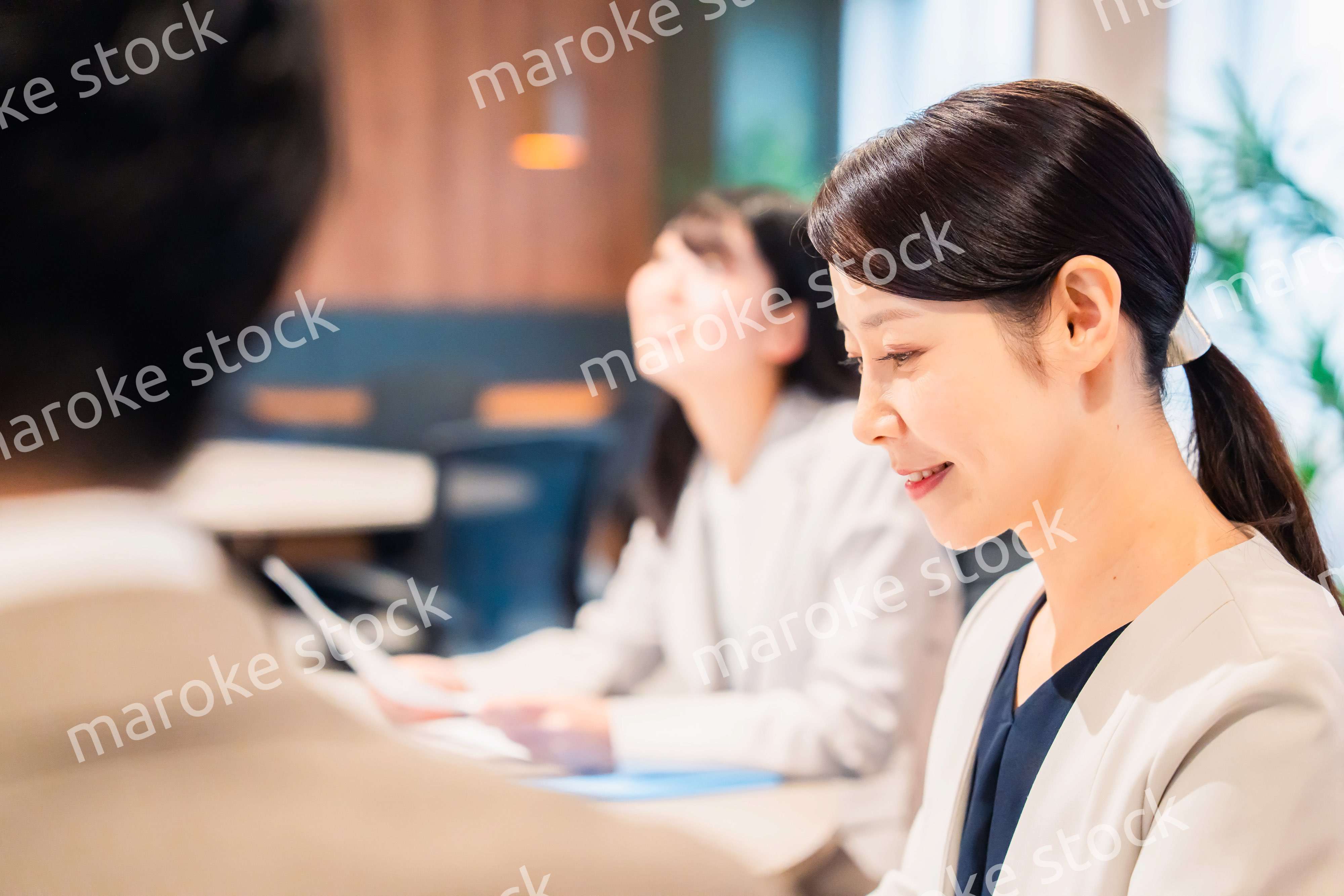 オフィスで生き生きと働く女性