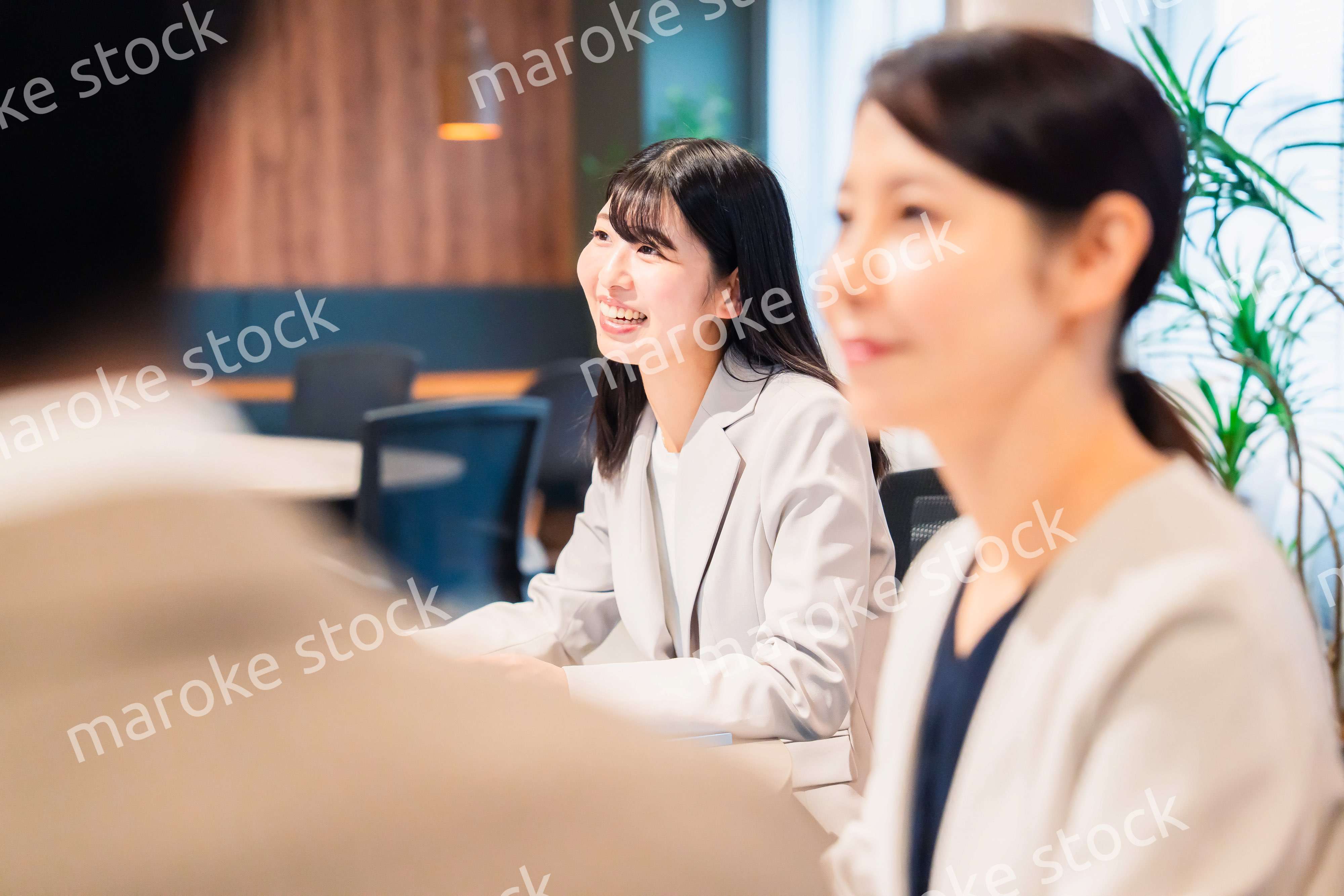 オフィスで生き生きと働く女性