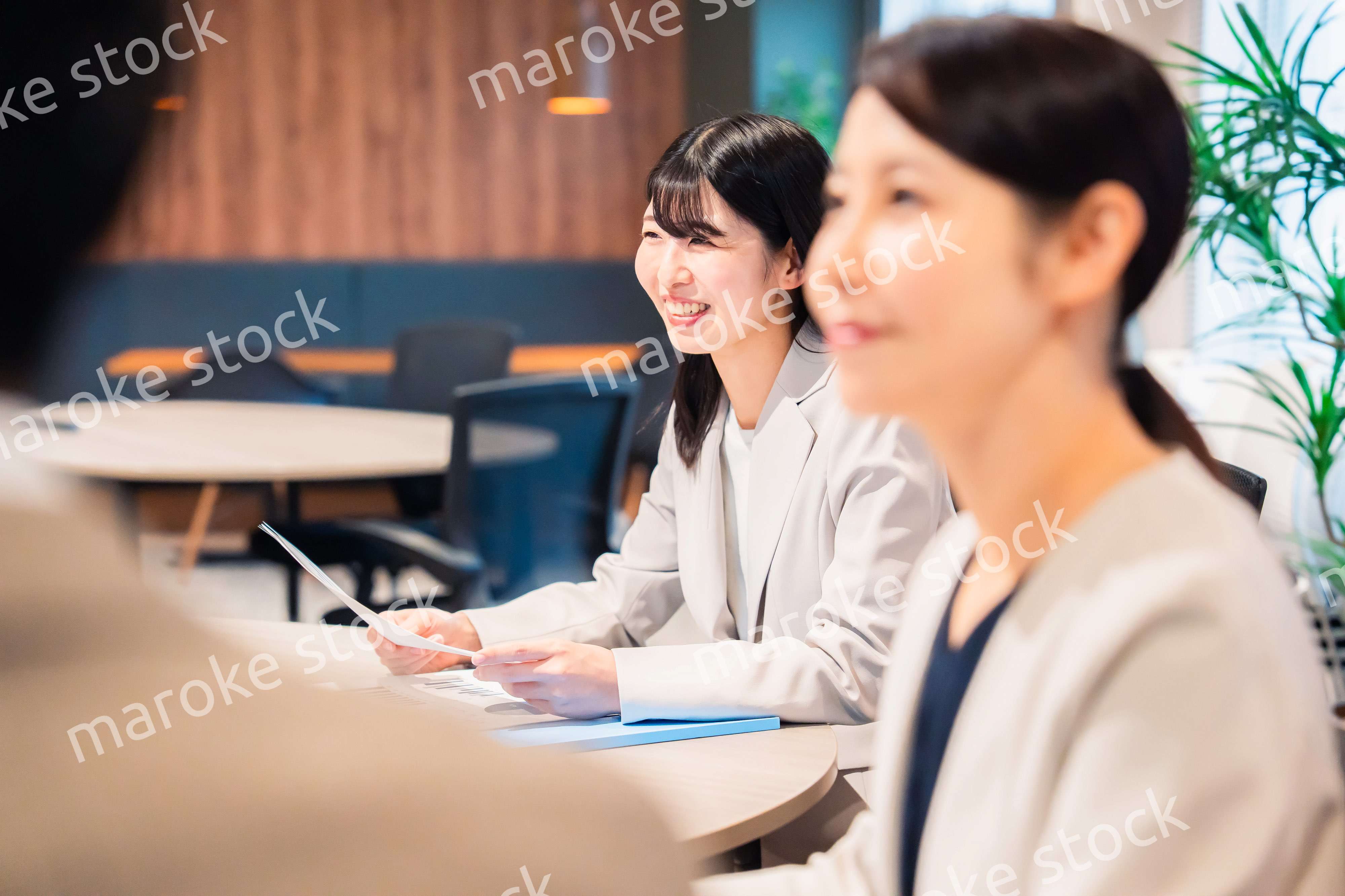 オフィスで生き生きと働く女性