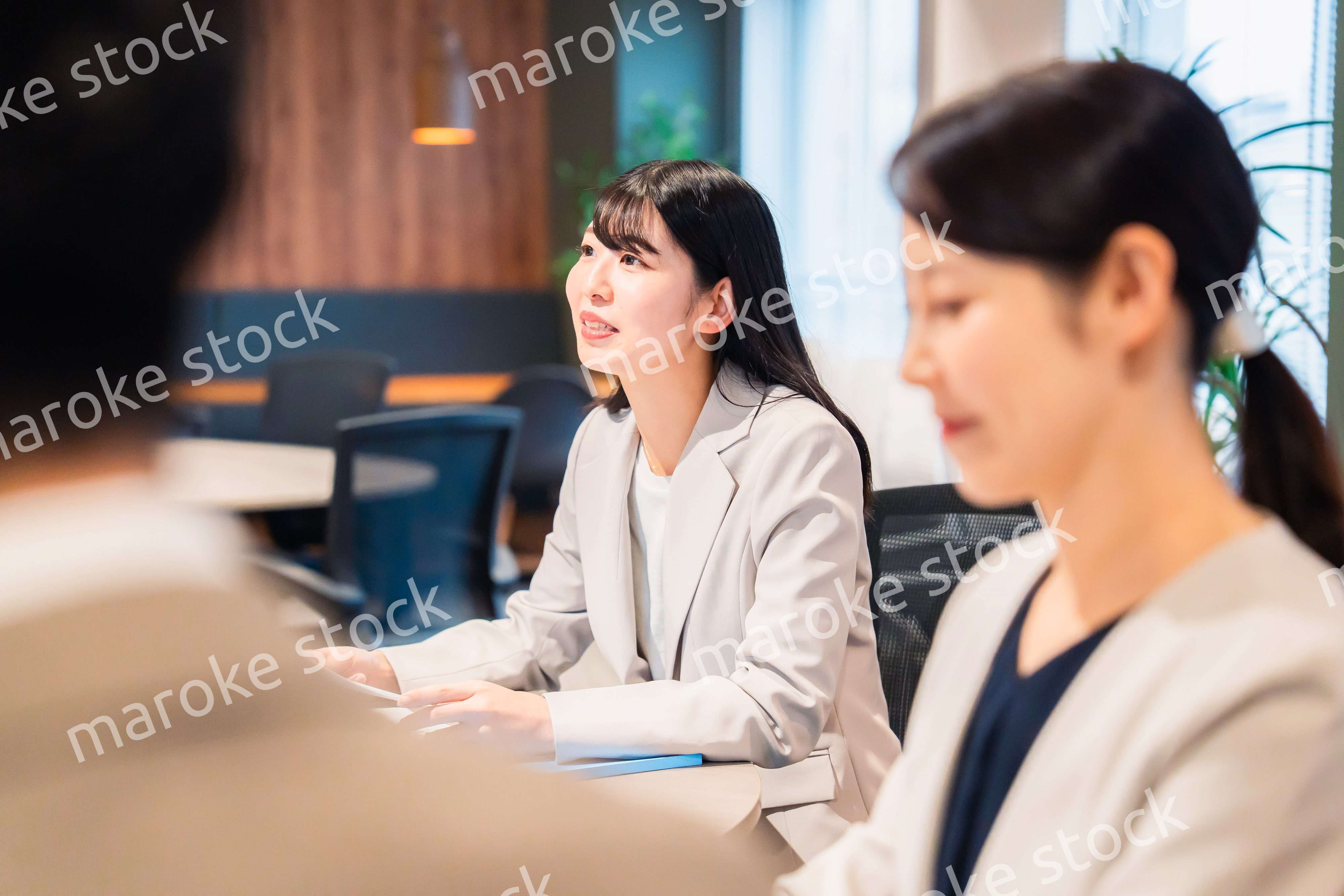 オフィスで生き生きと働く女性