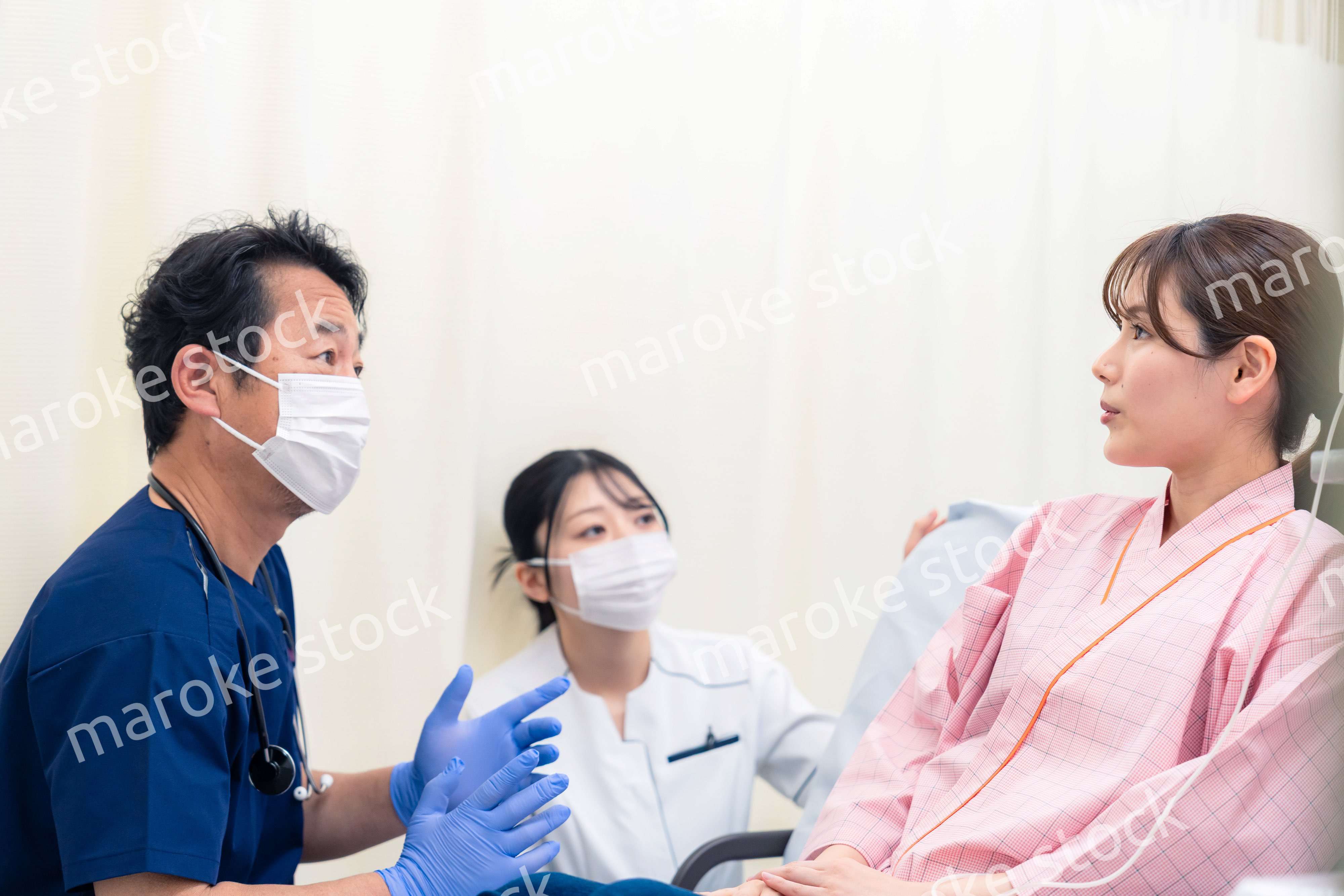 入院患者に対し治療方針をわかりやすく伝えるドクター