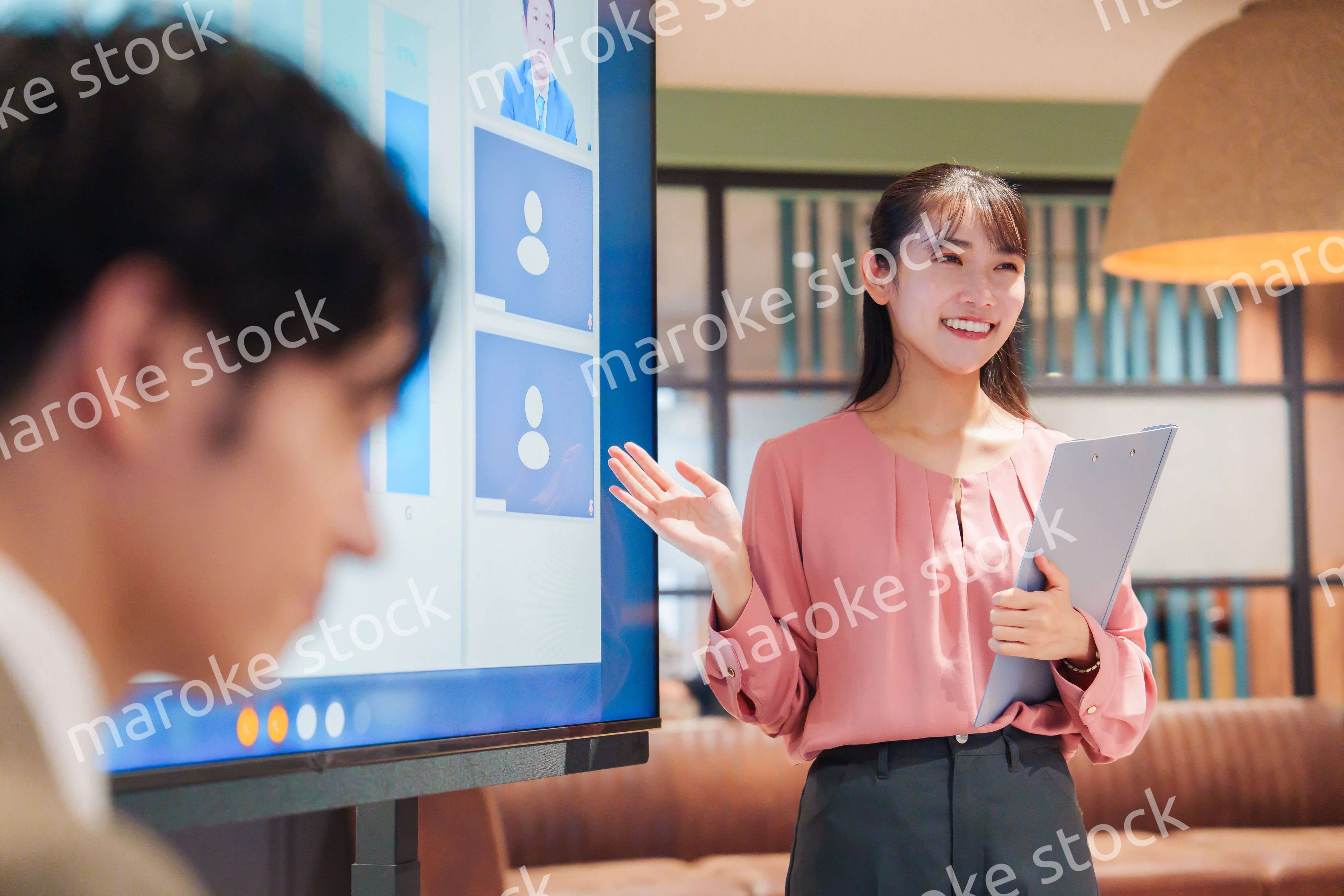 モダンオフィスでプレゼンをする若い女性