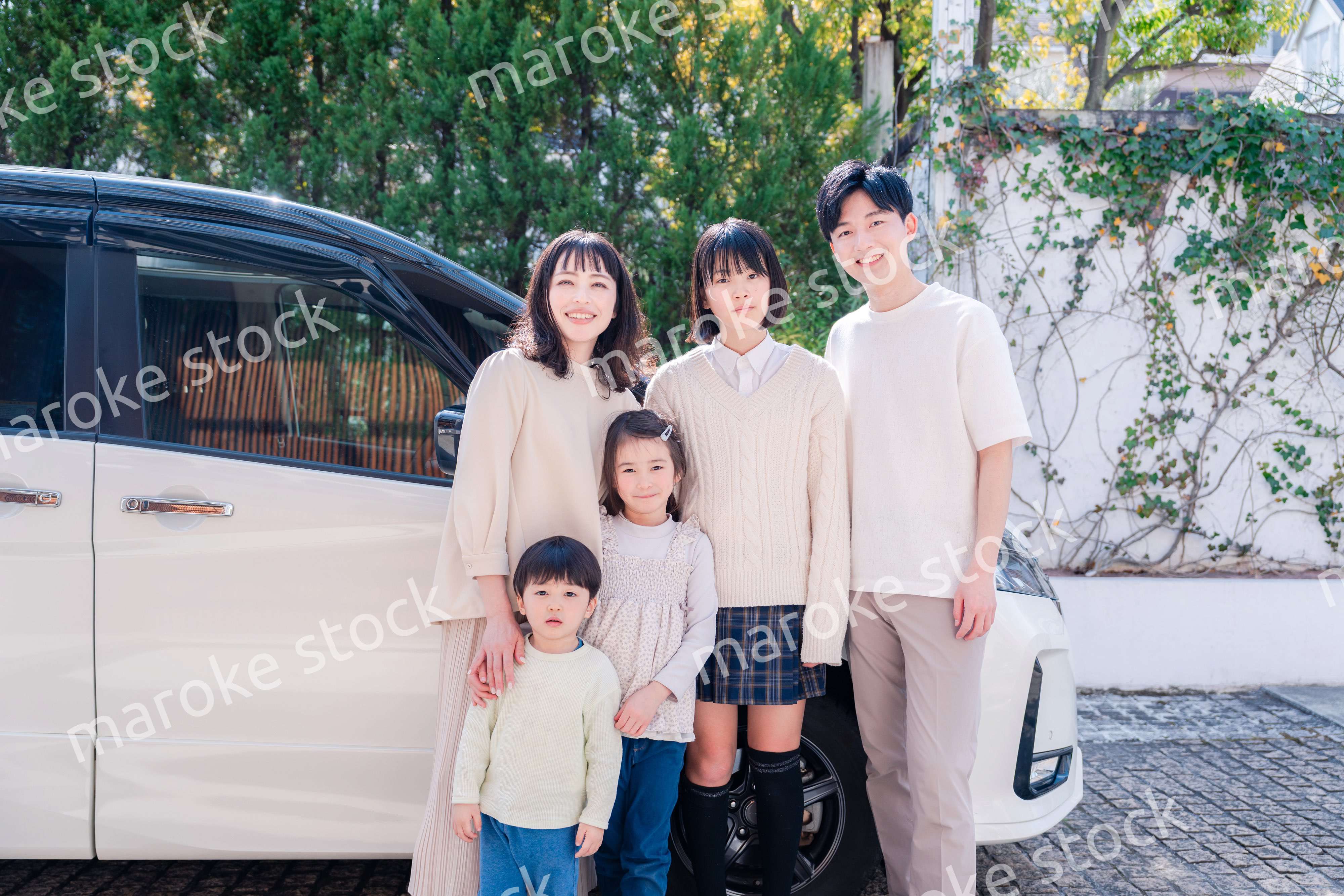 車で旅行に出かけるファミリー