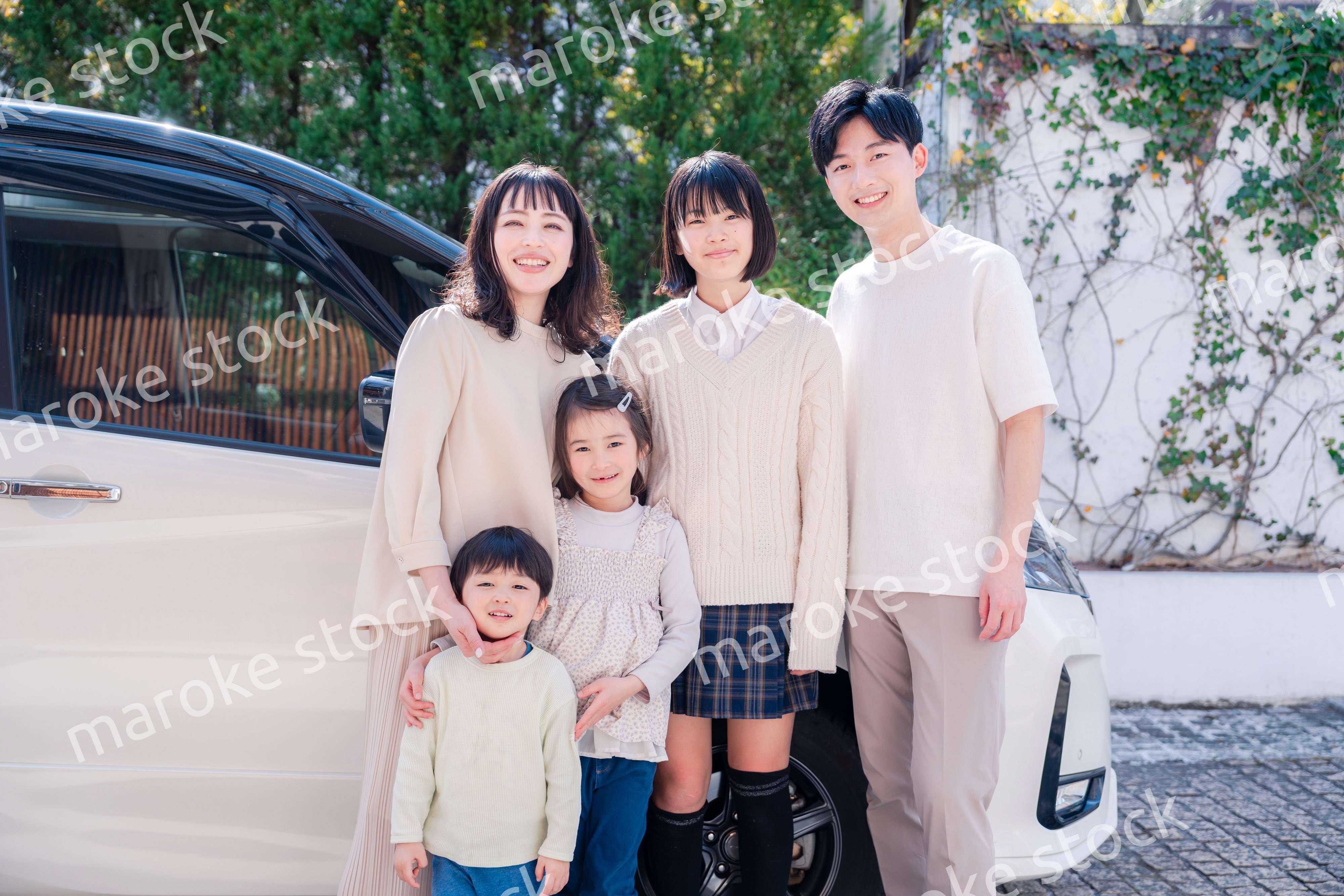 車で旅行に出かけるファミリー