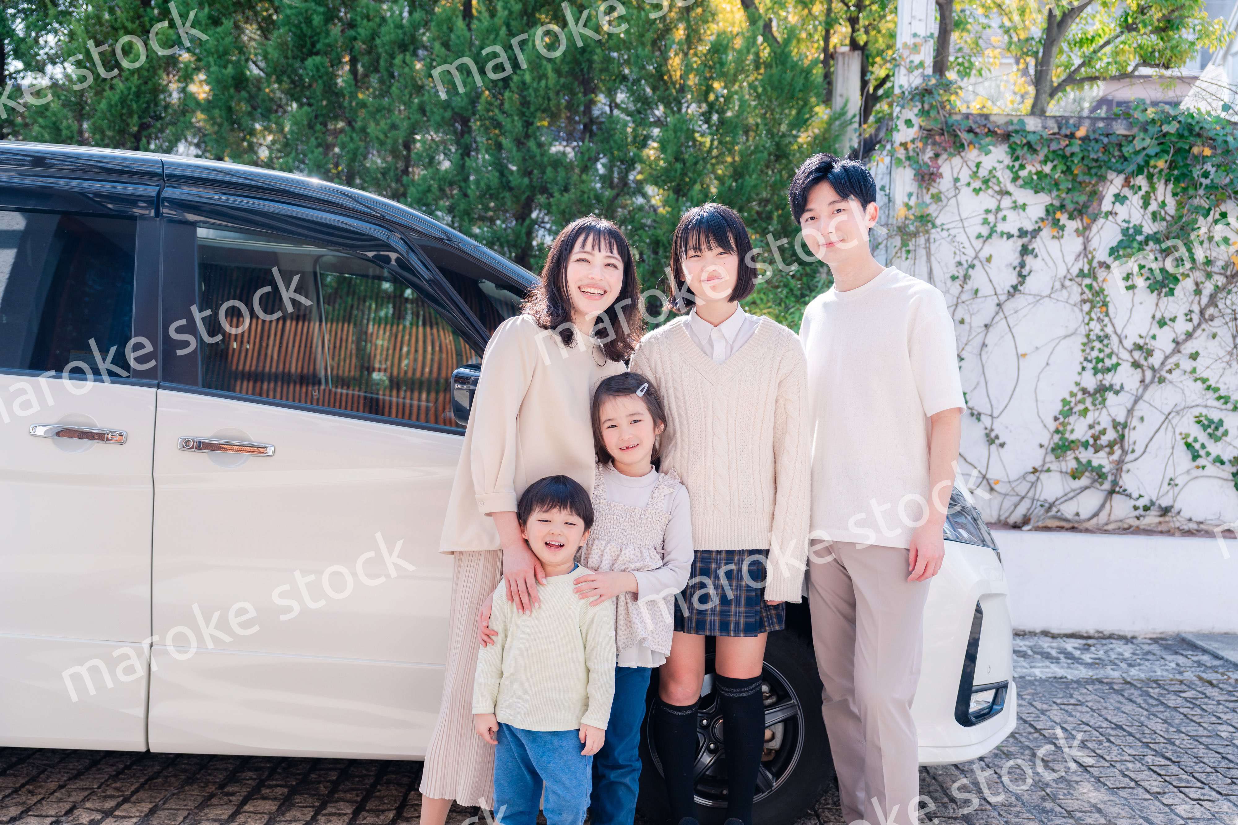 車で旅行に出かけるファミリー