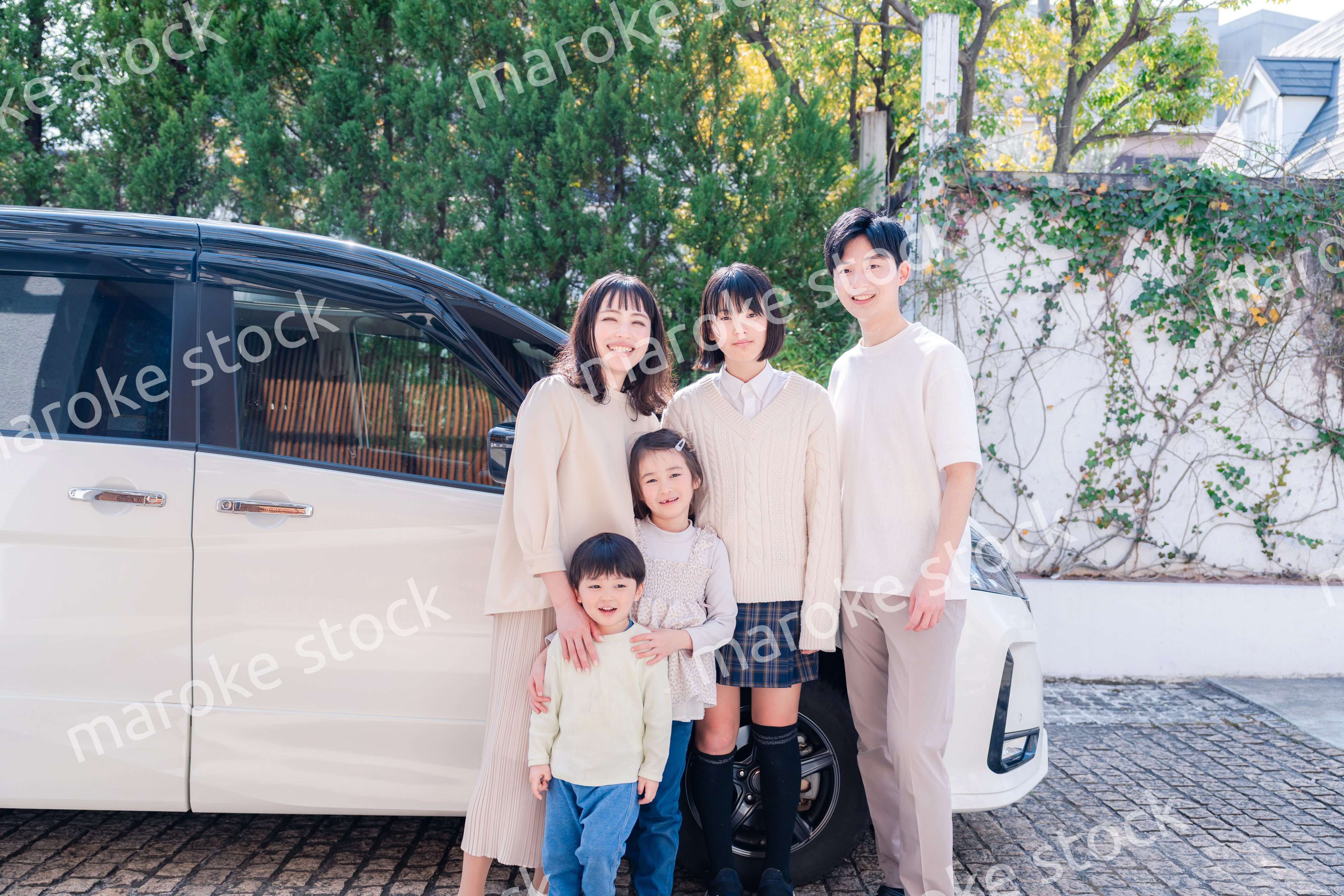 車で旅行に出かけるファミリー