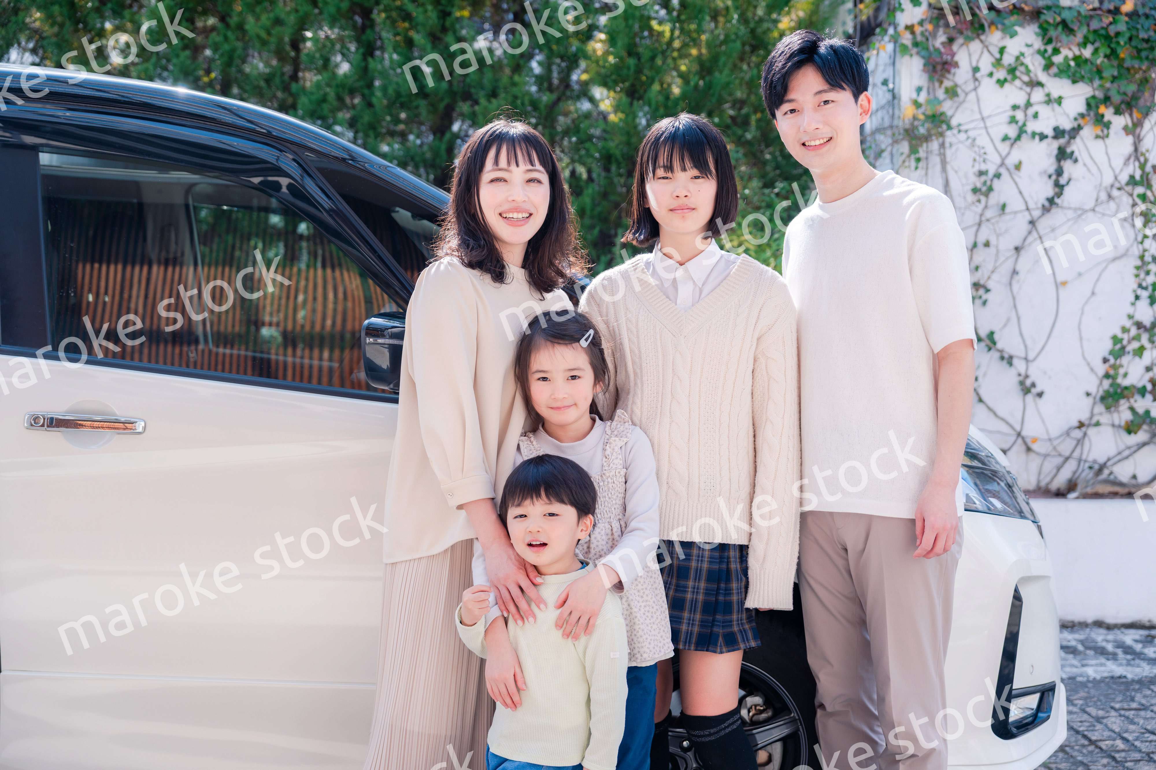 車で旅行に出かけるファミリー