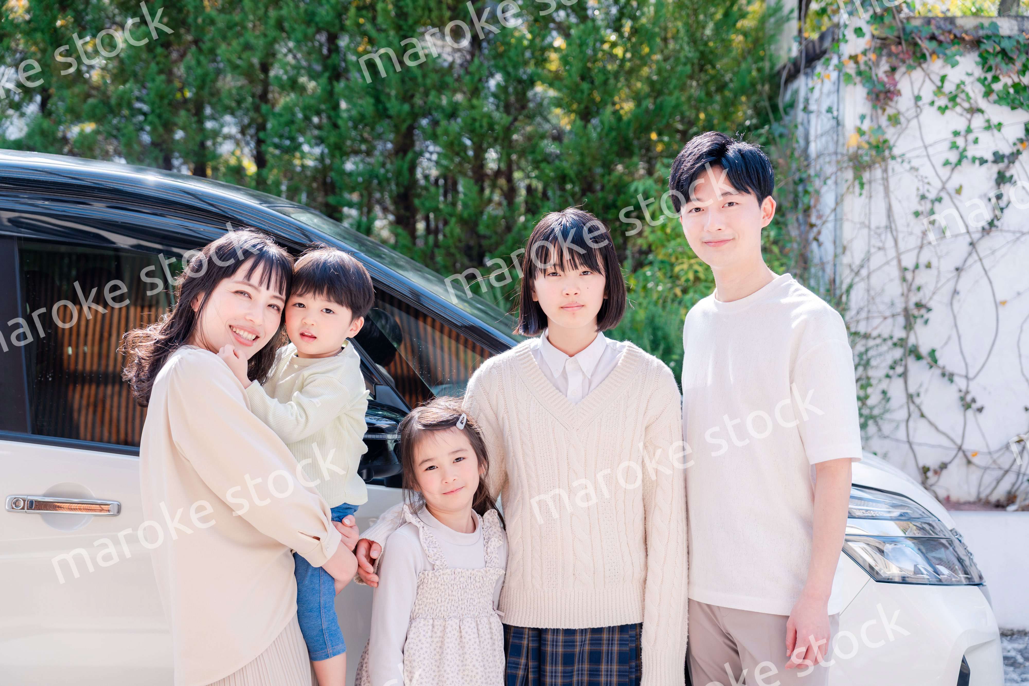 車で旅行に出かけるファミリー