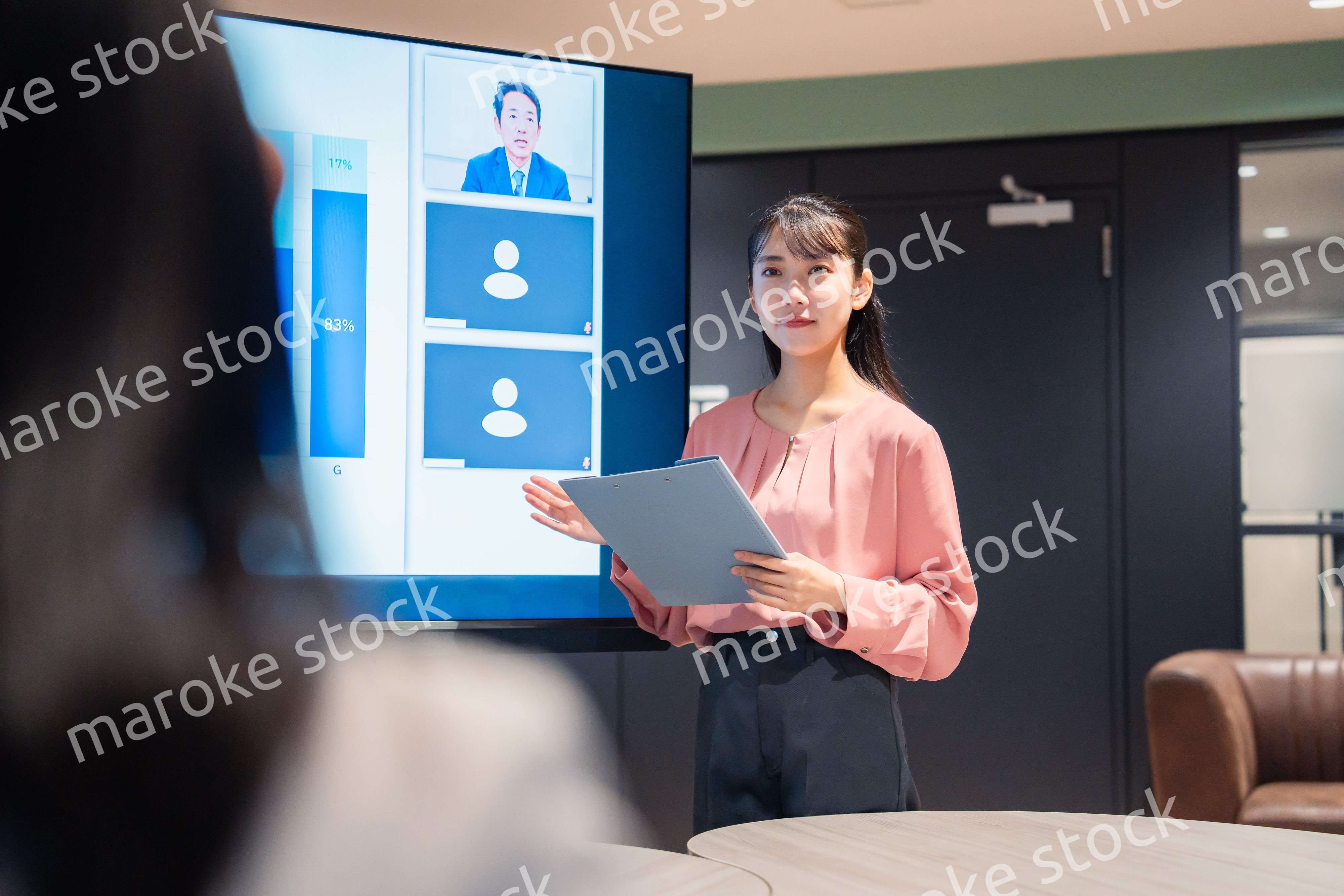 リモートメンバーをつないで会議をするビジネスパーソン