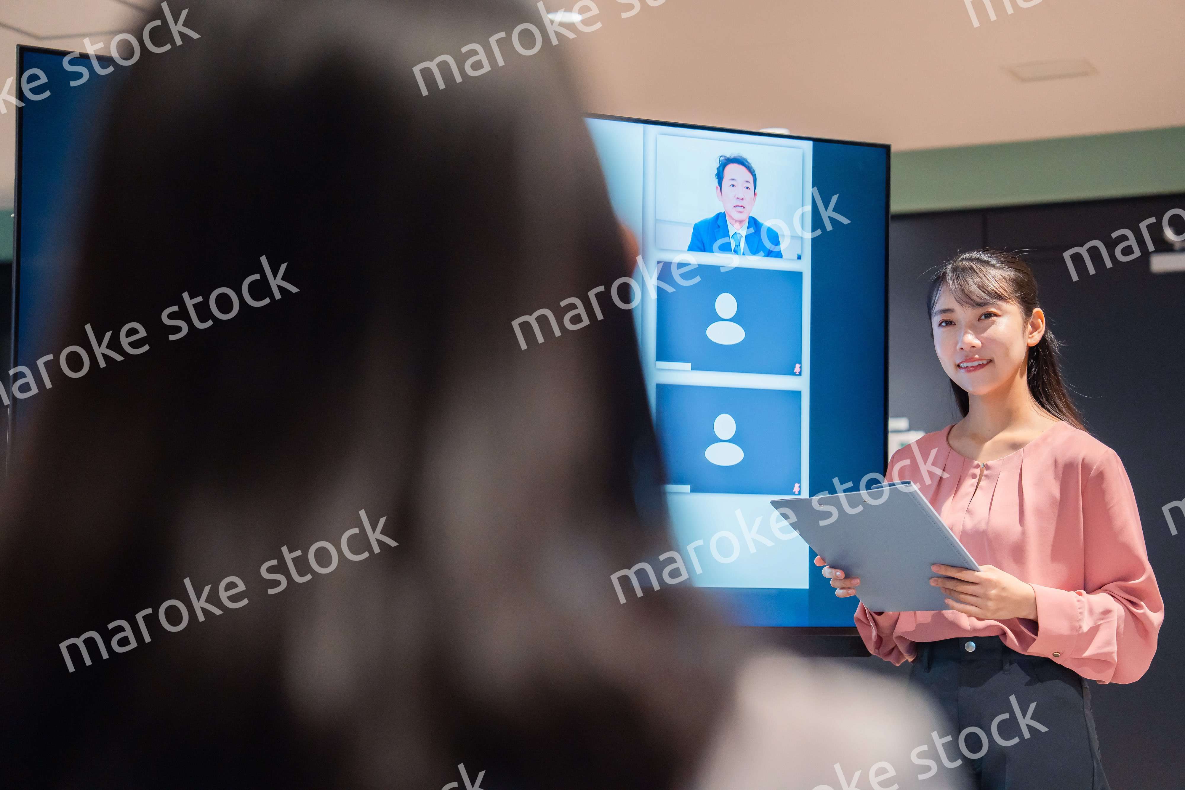 リモートメンバーをつないで会議をするビジネスパーソン