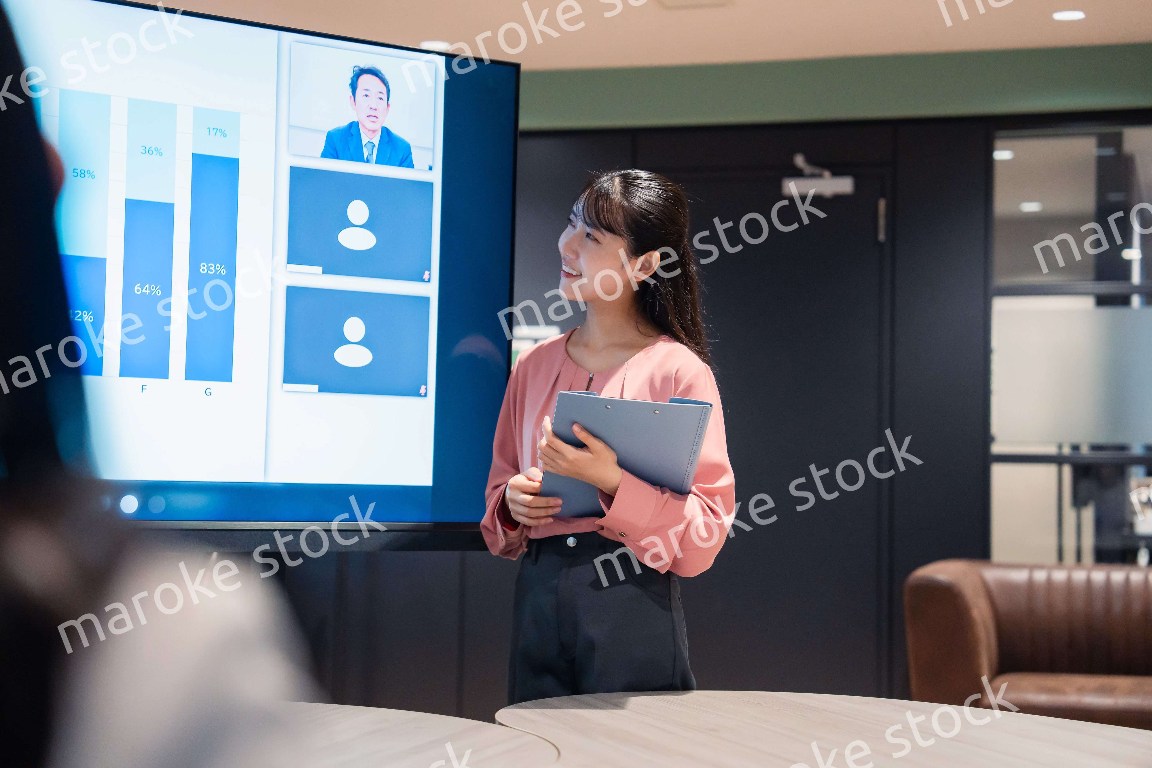 リモートメンバーをつないで会議をするビジネスパーソン