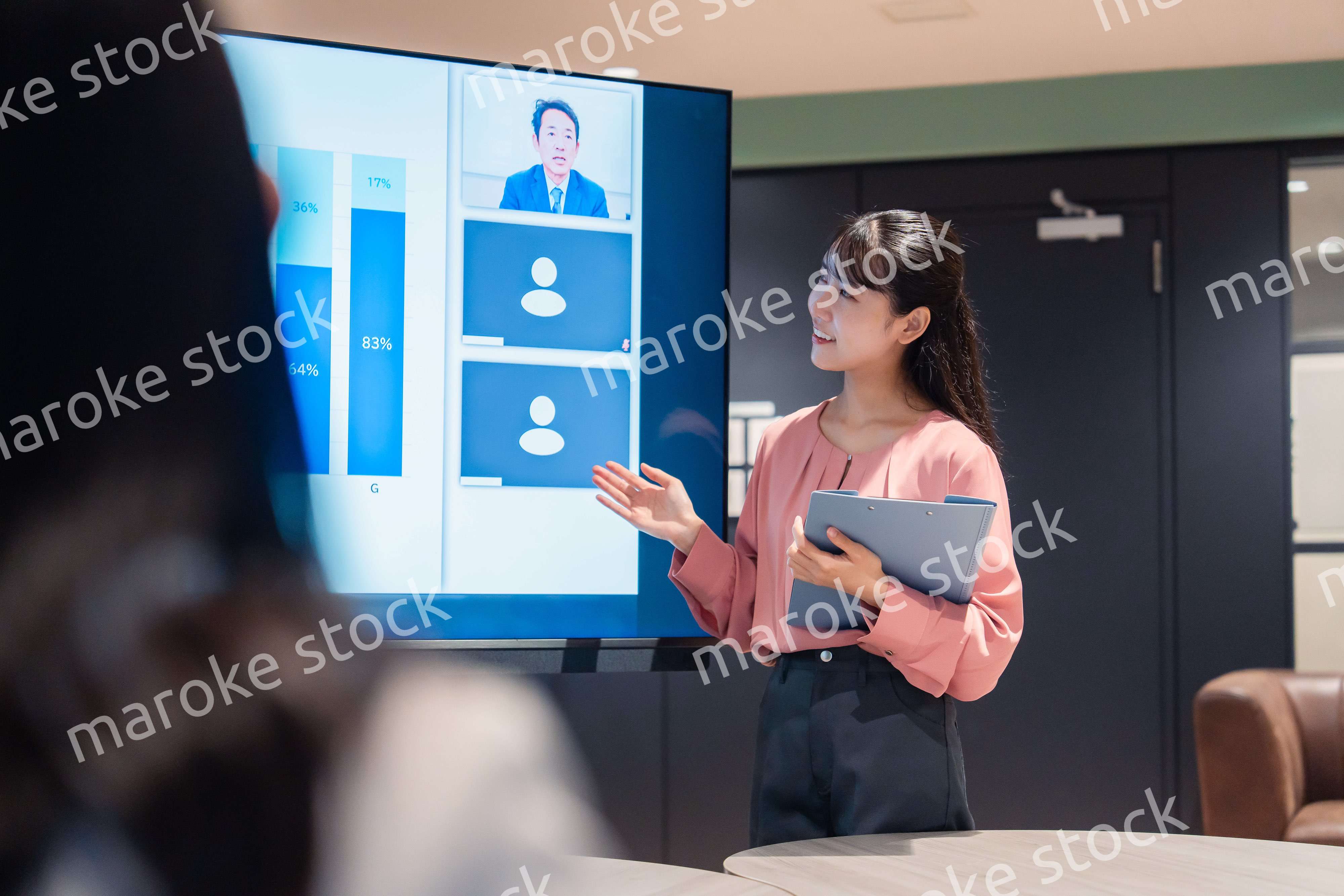 リモートメンバーをつないで会議をするビジネスパーソン