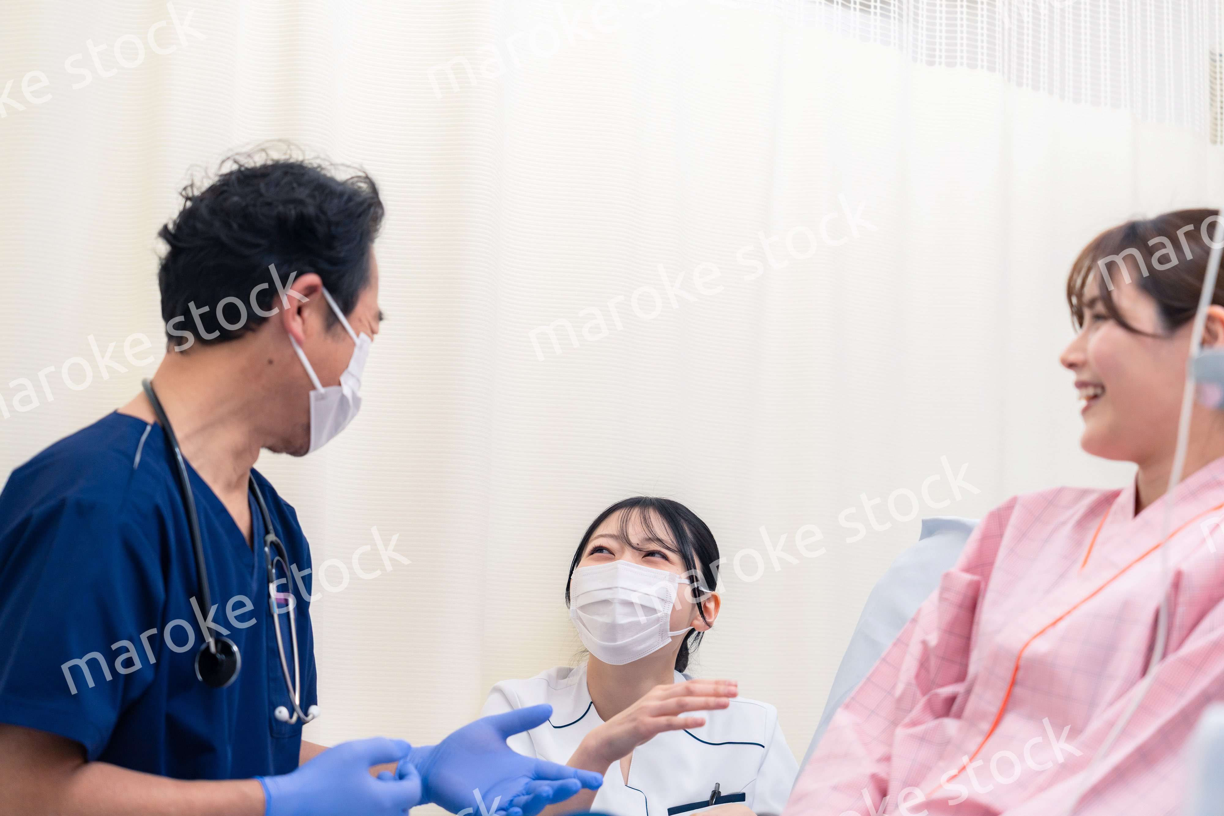 入院患者に対し治療方針をわかりやすく伝えるドクター