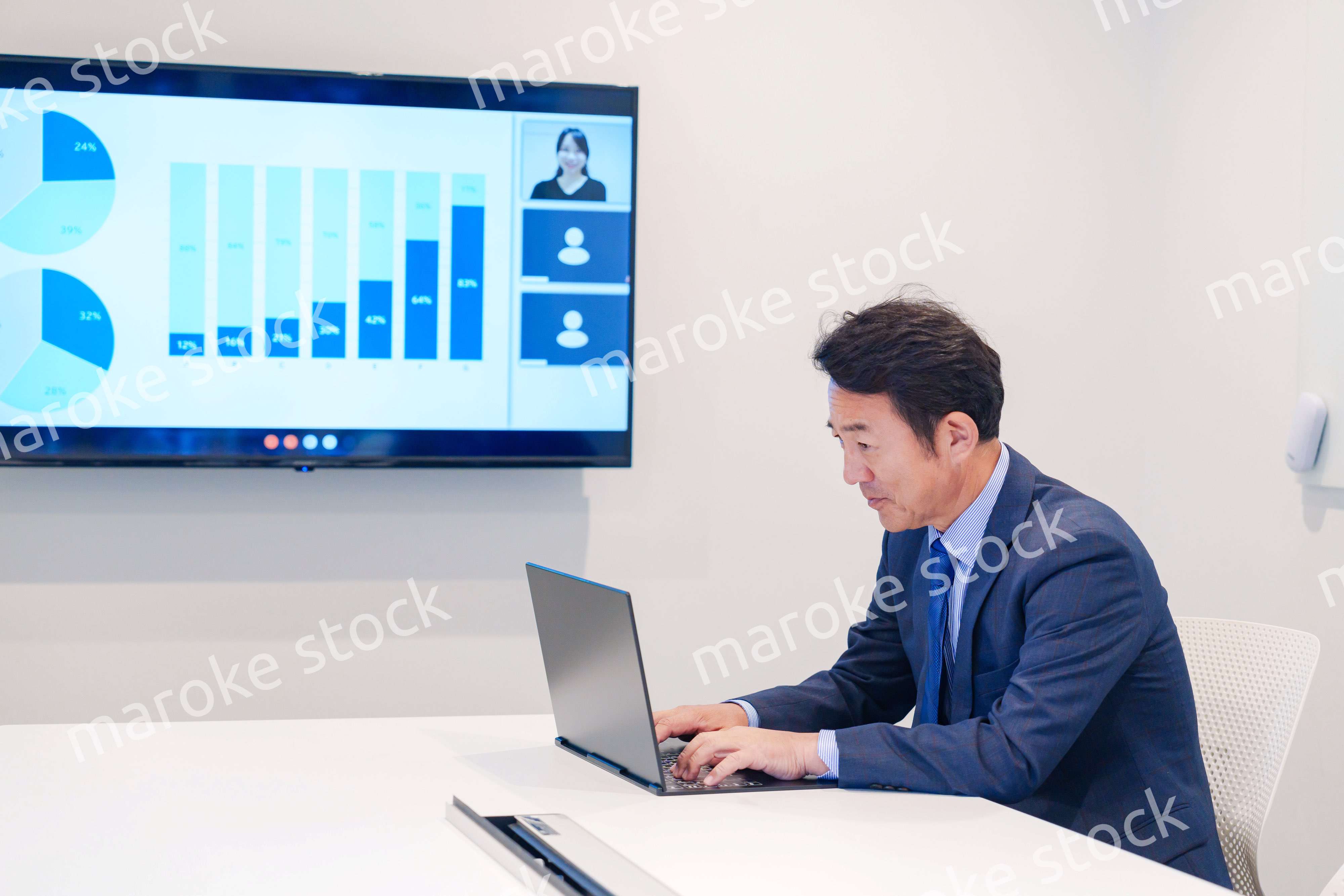 会議室でリモート会議をするビジネスマン