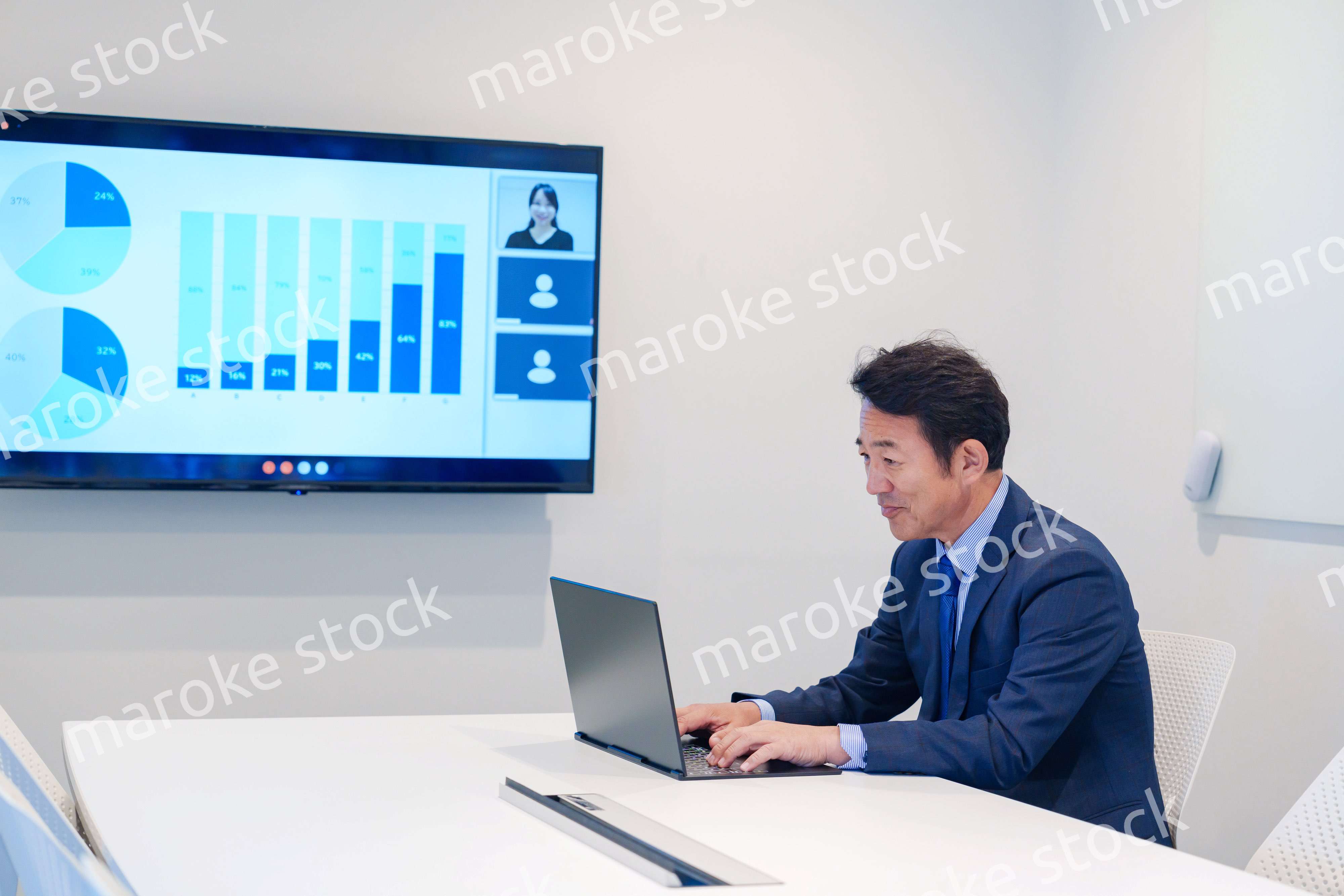 会議室でリモート会議をするビジネスマン