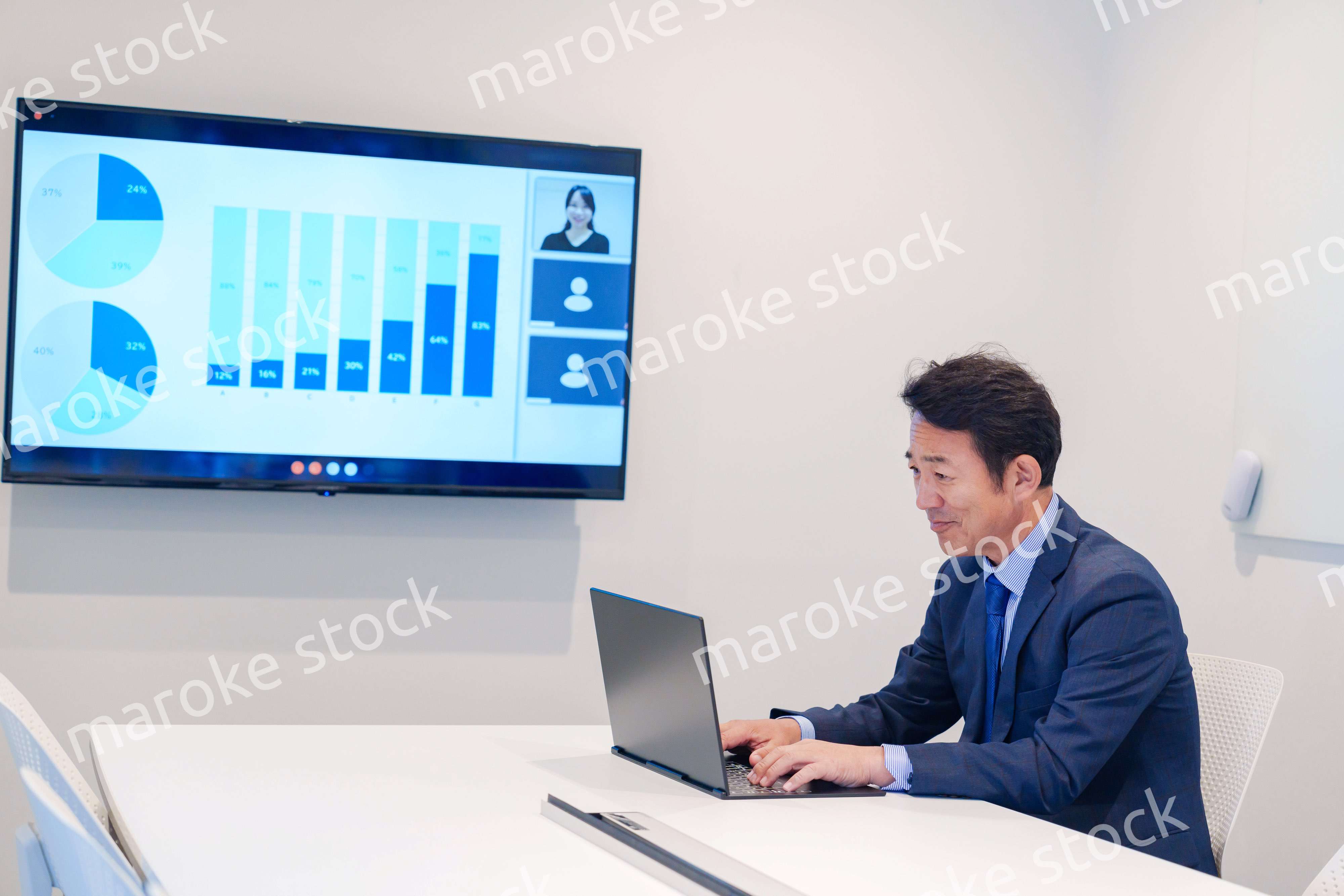 会議室でリモート会議をするビジネスマン