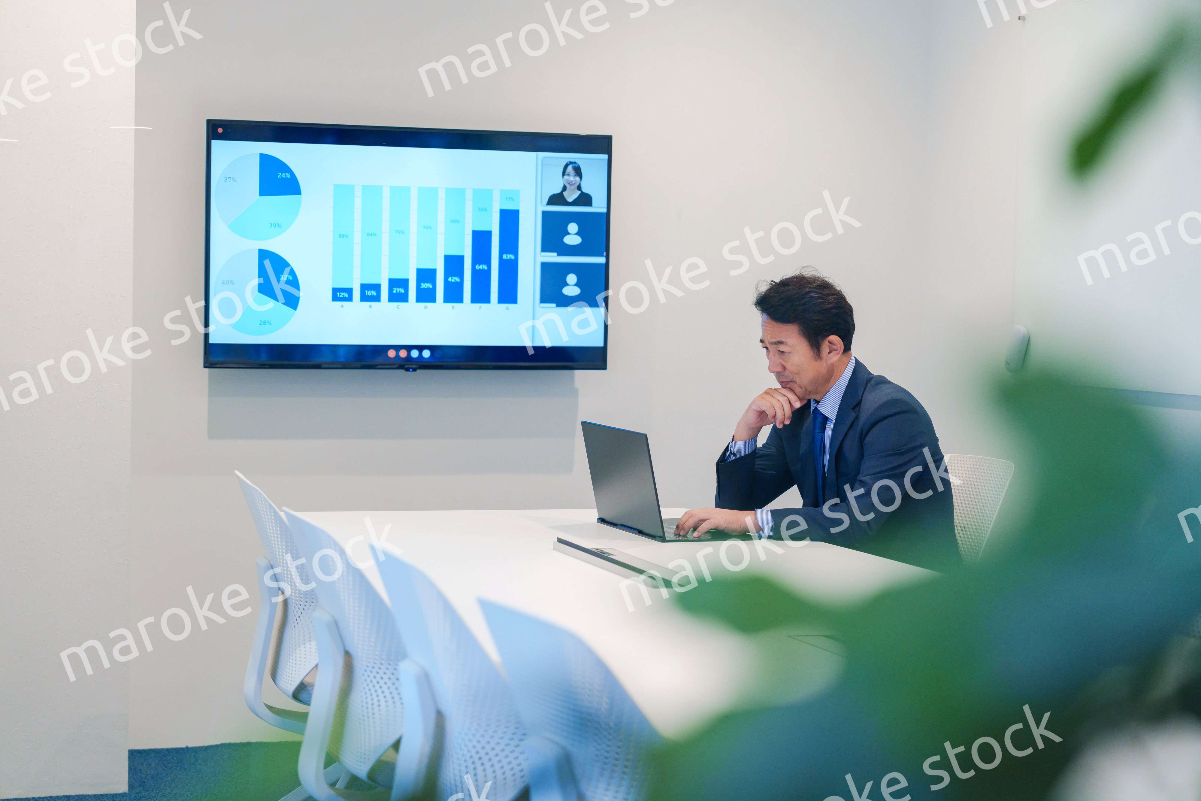 会議室でリモート会議をするビジネスマン