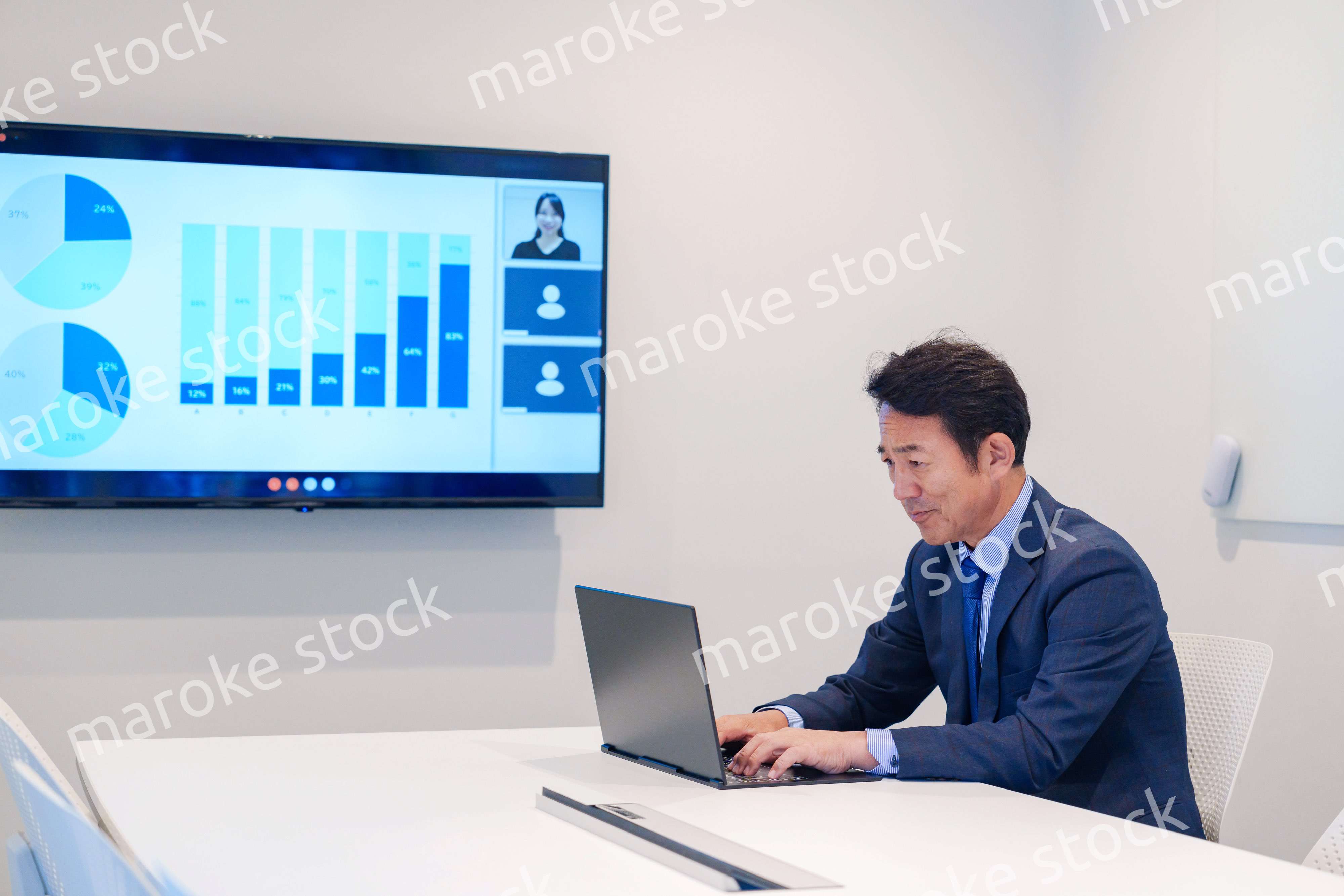 会議室でリモート会議をするビジネスマン