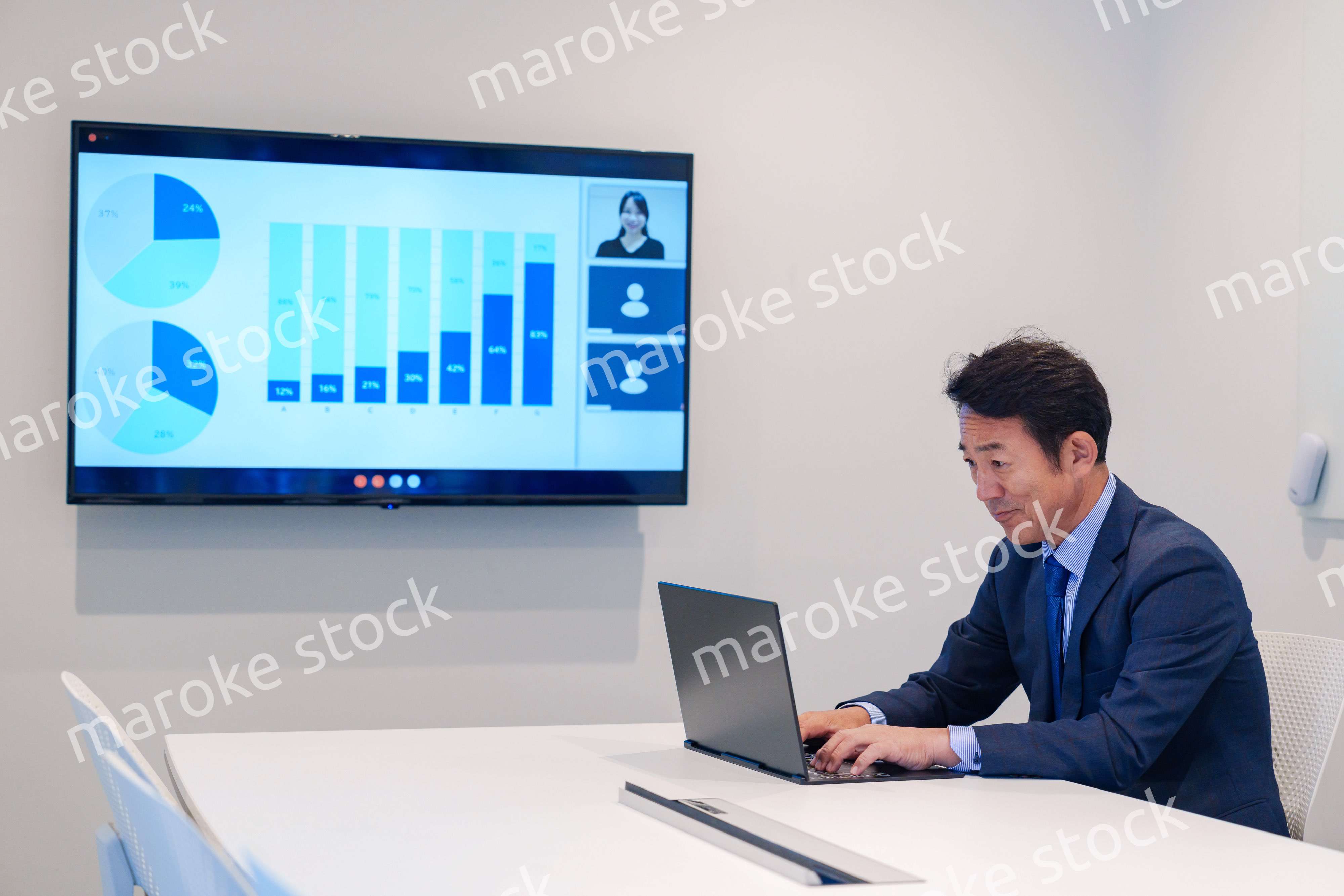 会議室でリモート会議をするビジネスマン