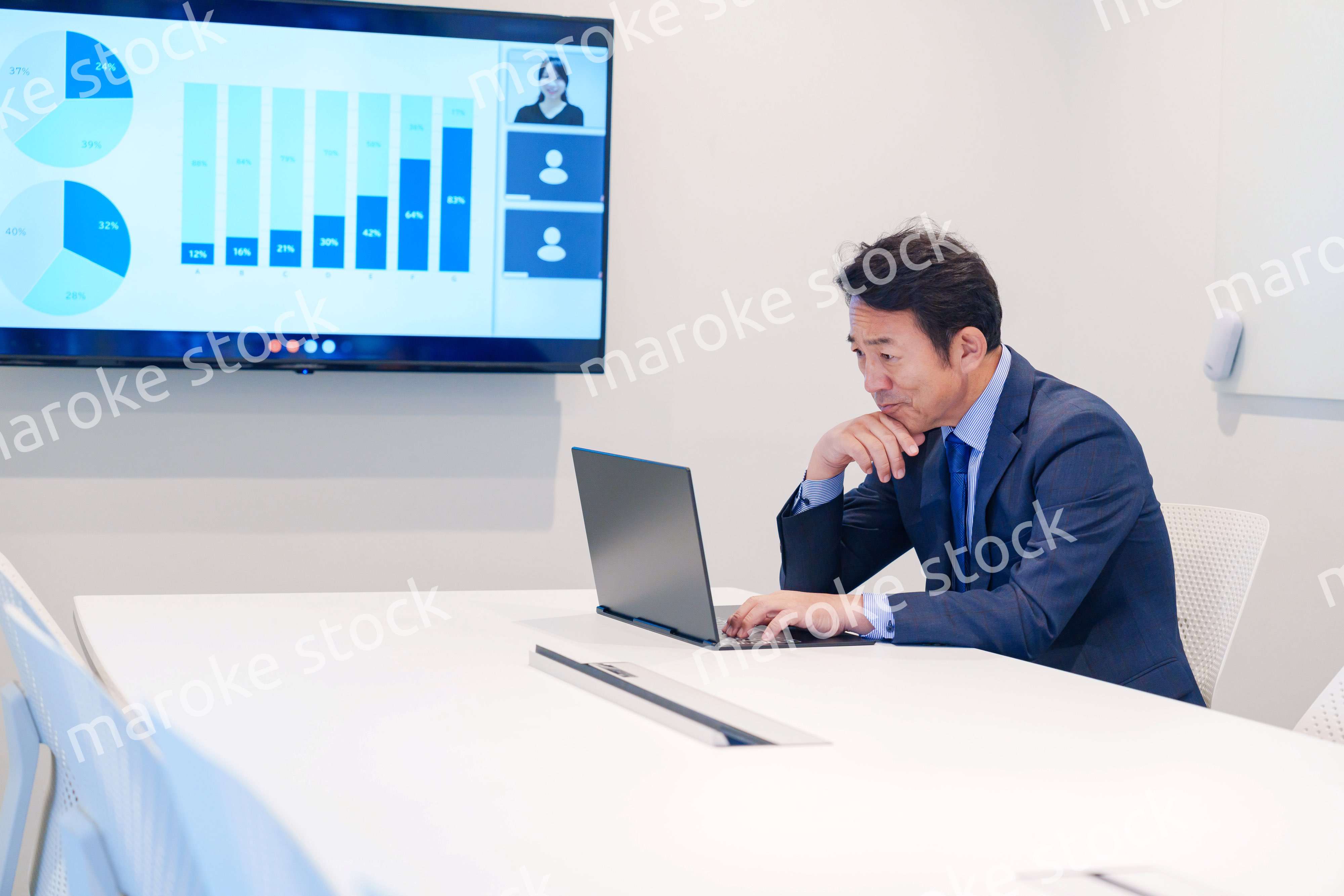 会議室でリモート会議をするビジネスマン