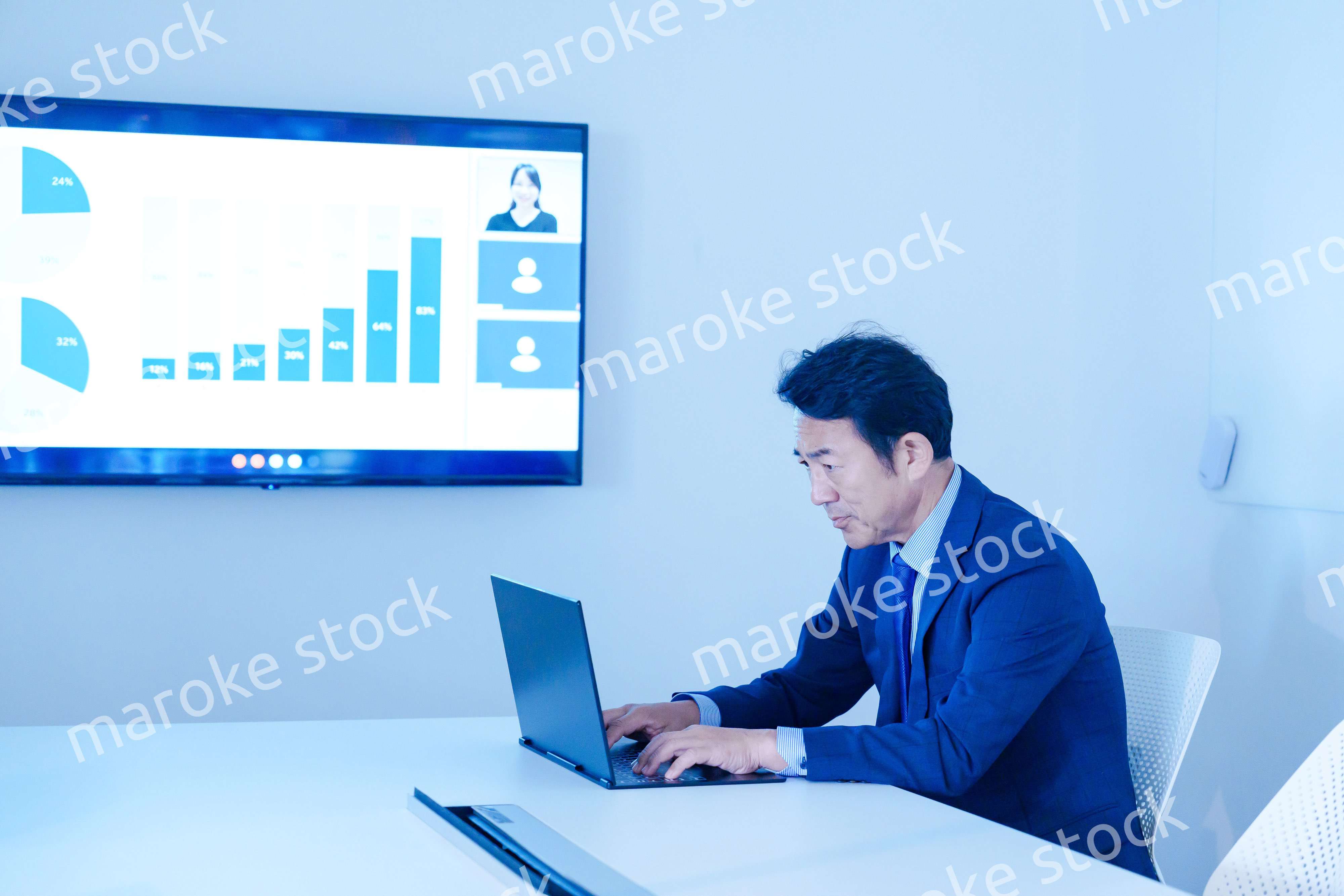 会議室でリモート会議をするビジネスマン